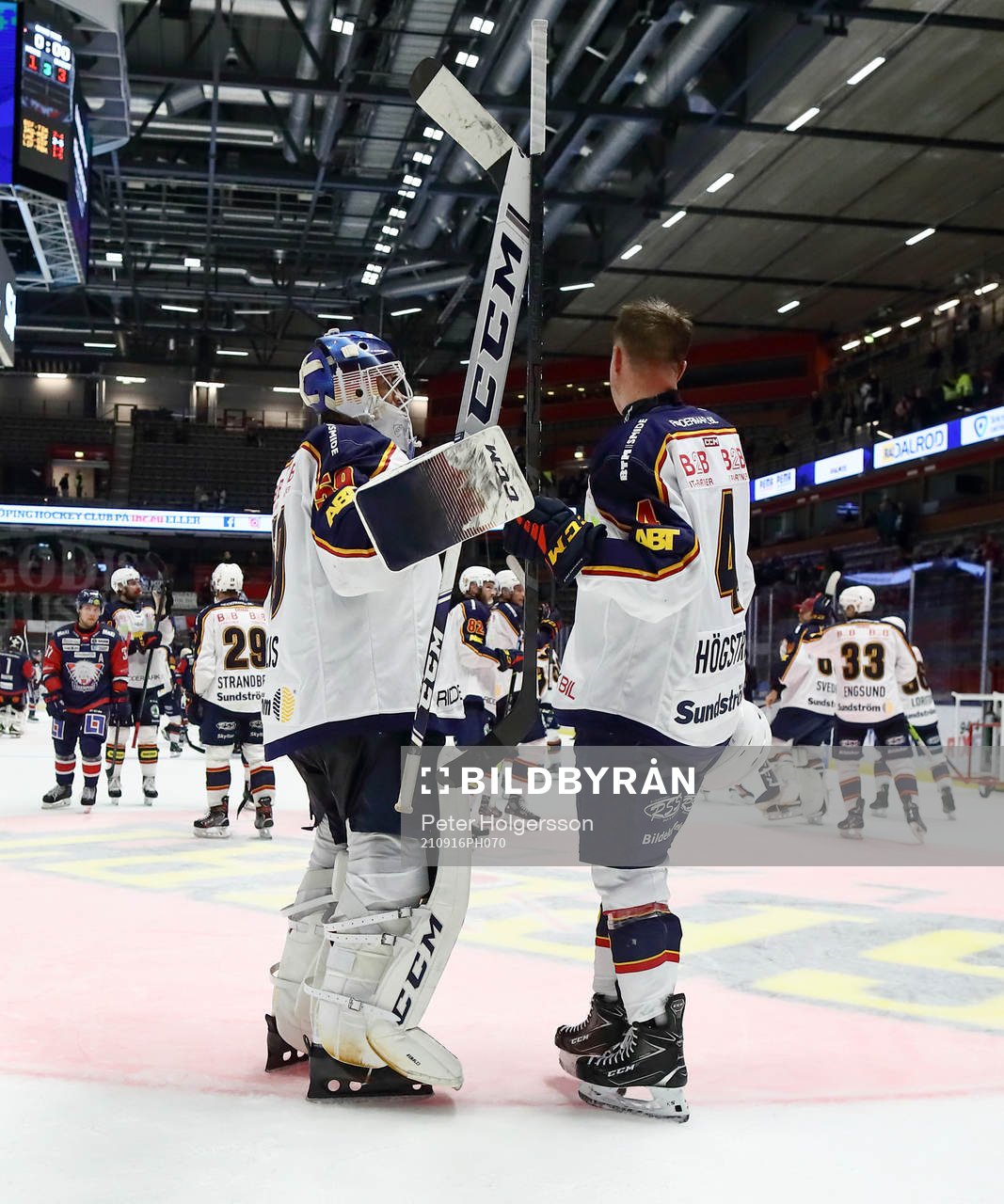 Djurgårdens spelare jublar och tackar målvakt Mantas