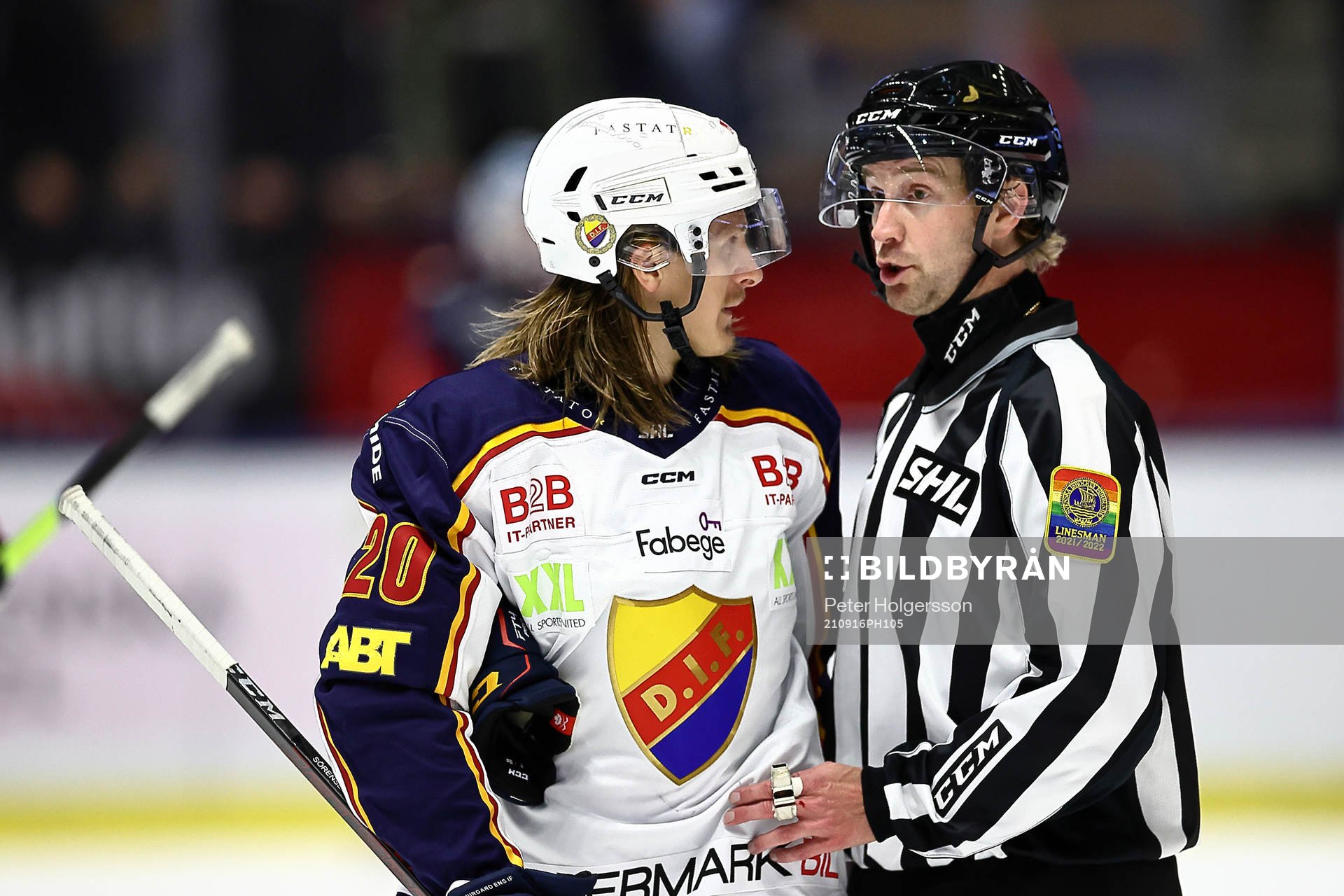 Djurgårdens Marcus Sörensen  diskuterar med domare