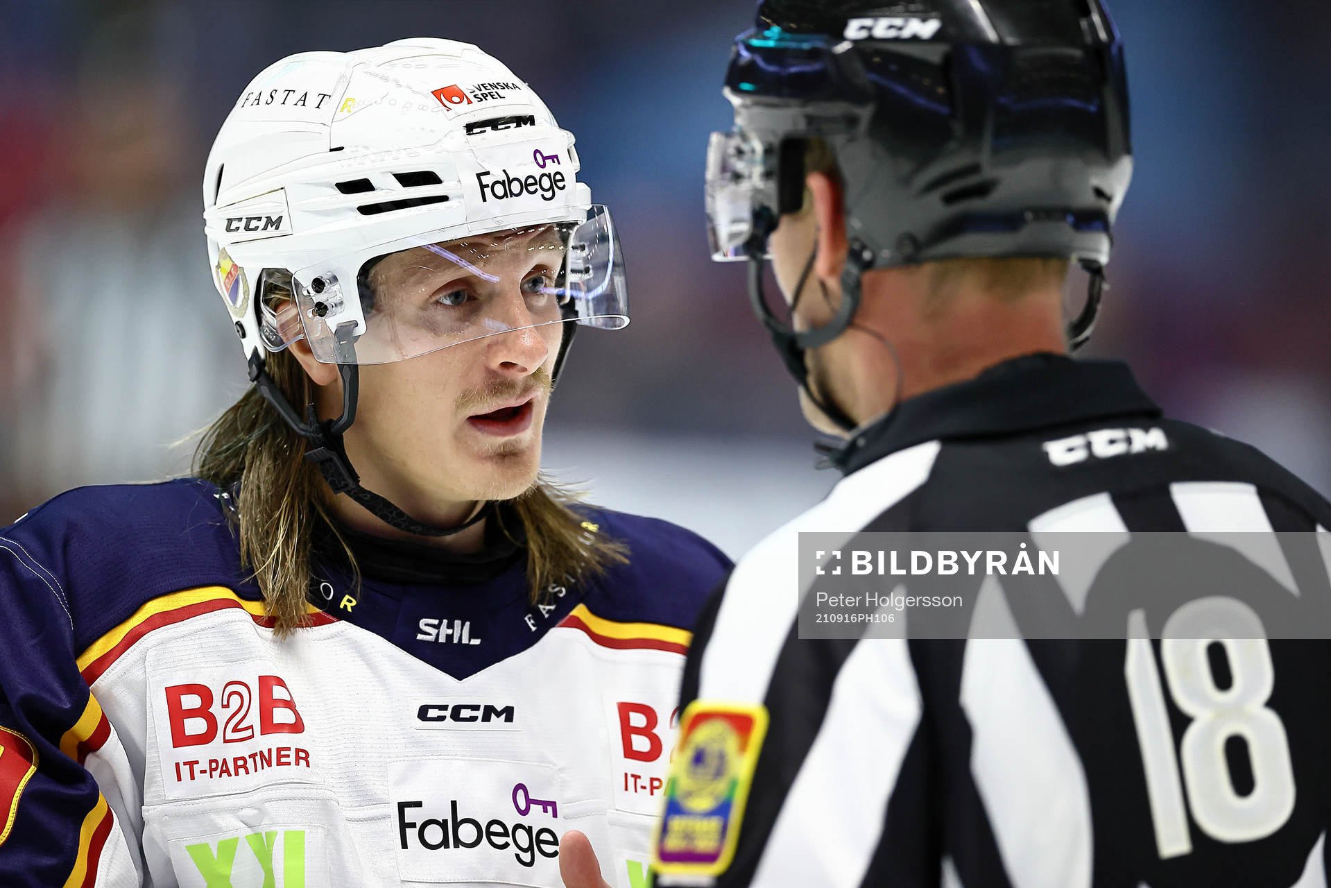 Djurgårdens Marcus Sörensen  diskuterar med domare