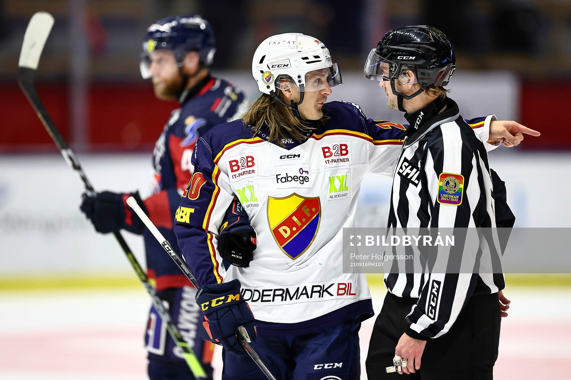 Djurgårdens Marcus Sörensen  diskuterar med domare