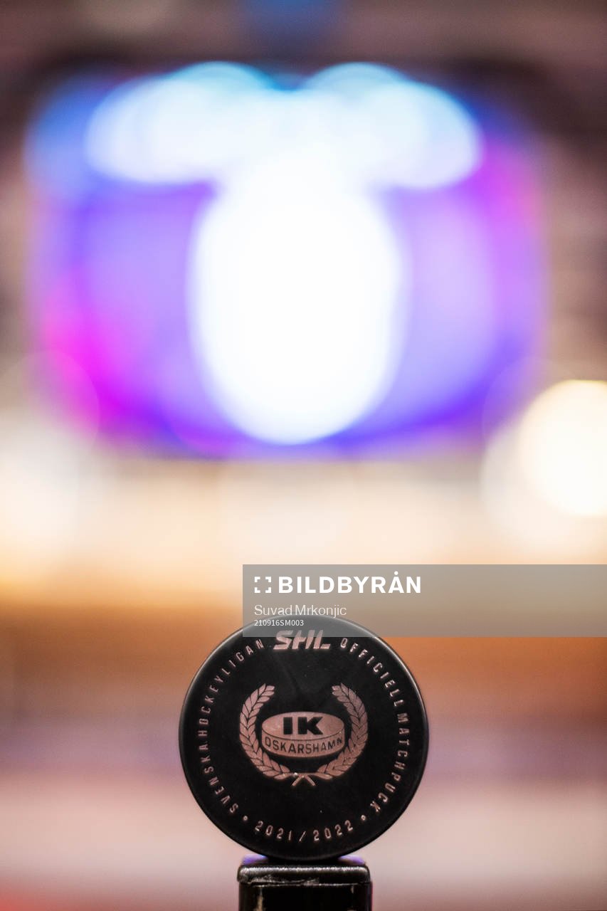 Puck med Oskarshamns klubbmärke