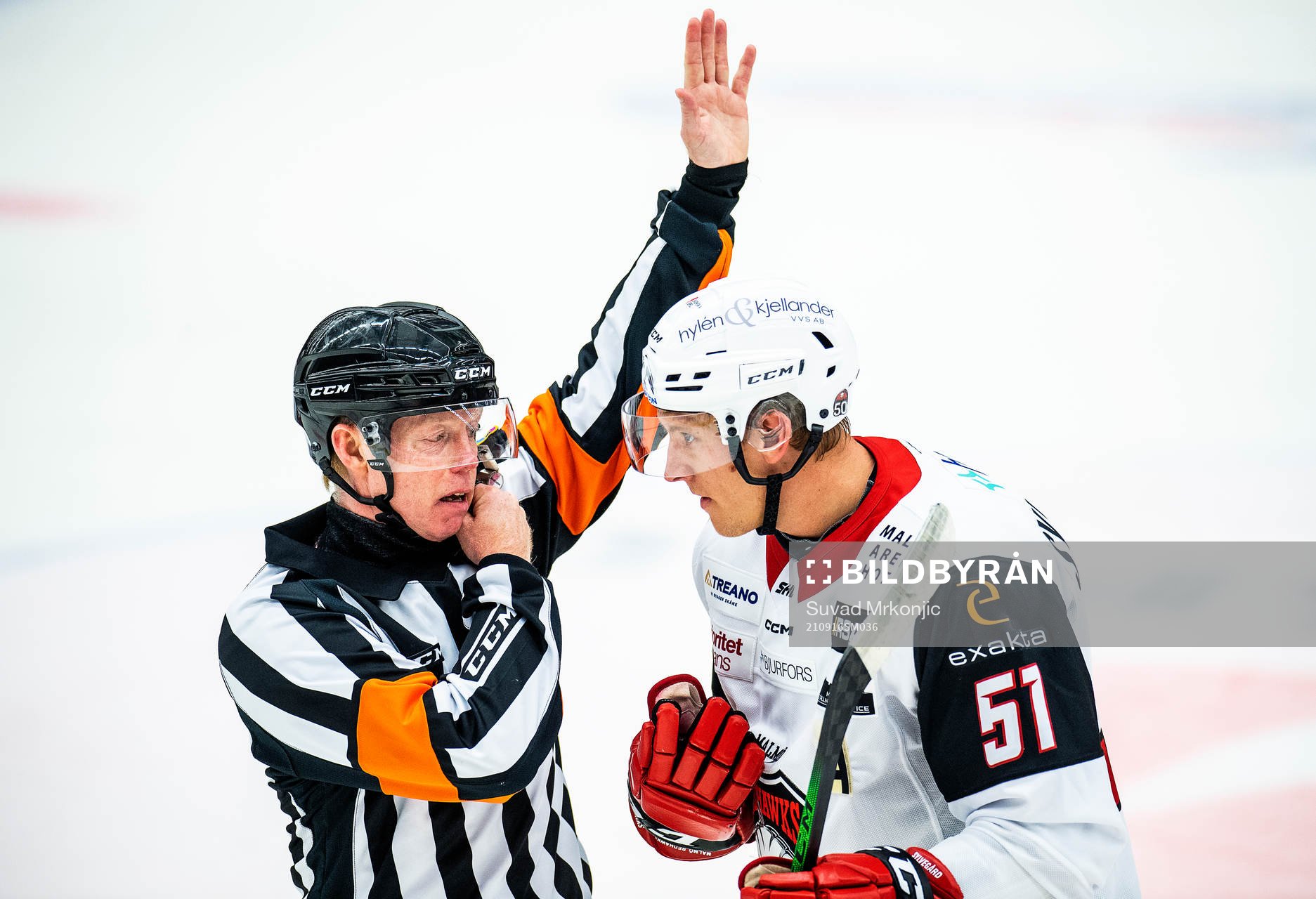 Domare Pehr Claesson och Malmö Redhawks Emil Sylvegård