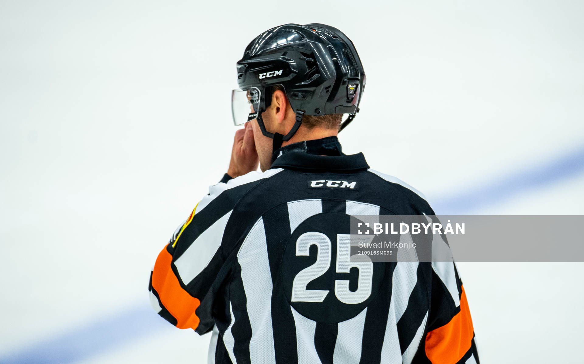 En hockeydomare med CCM logotyp på tröjan