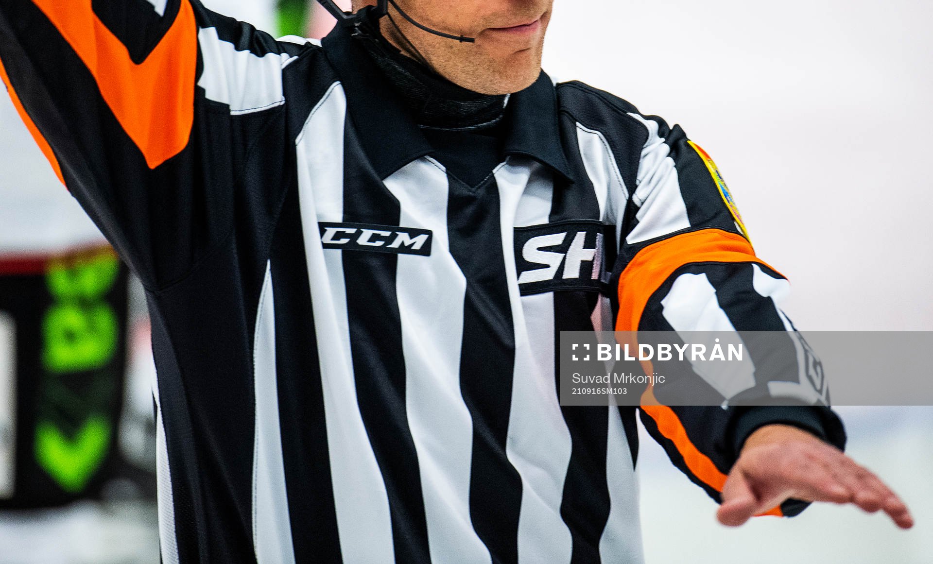 En hockeydomare med CCM logotyp på tröjan
