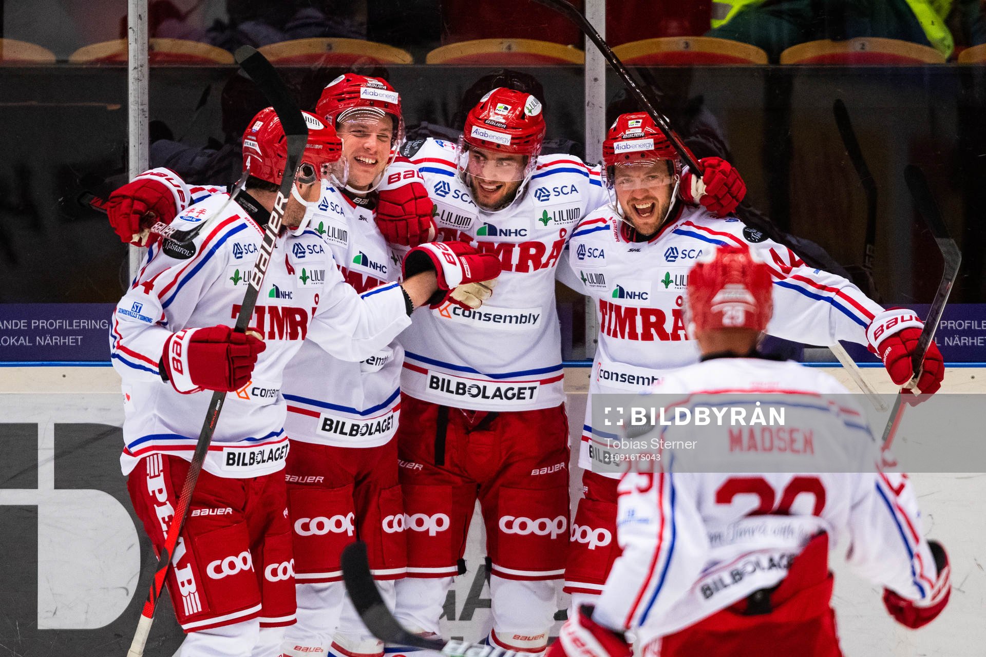 Timrås Jacob Olofsson jublar med lagkamrater