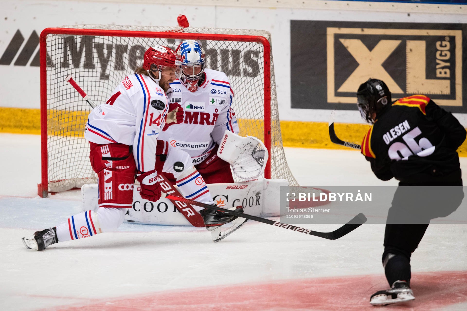 Brynäs Nick Olesen och Timrås Albin Carlsson och målvakt