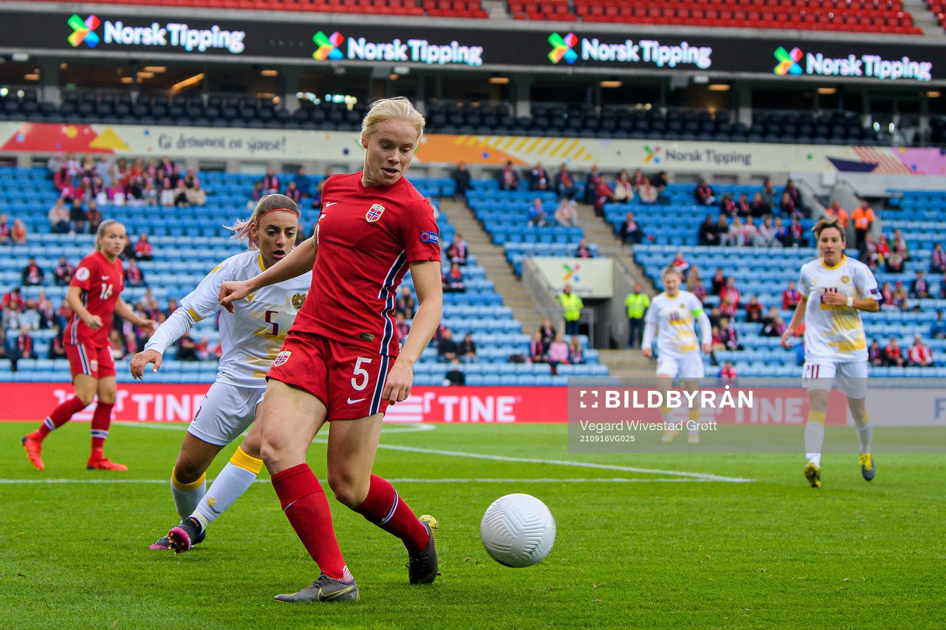 Ani Karapetyan of Armenia and Julie Blakstad of Norway