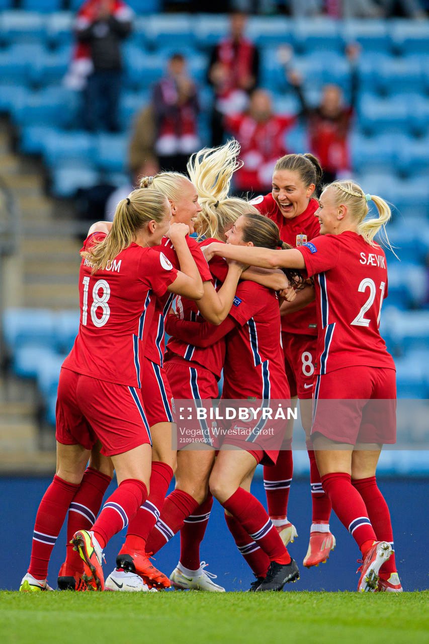 Frida Maanum and Vilde Bøe Risa of Norway celebrate the