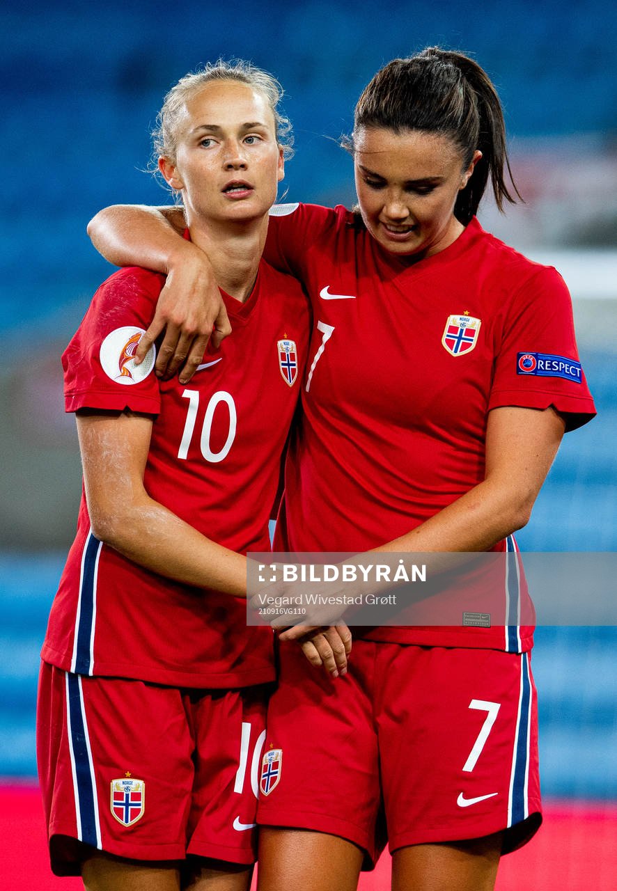 Caroline Graham Hansen of Norway celebrates with teammate