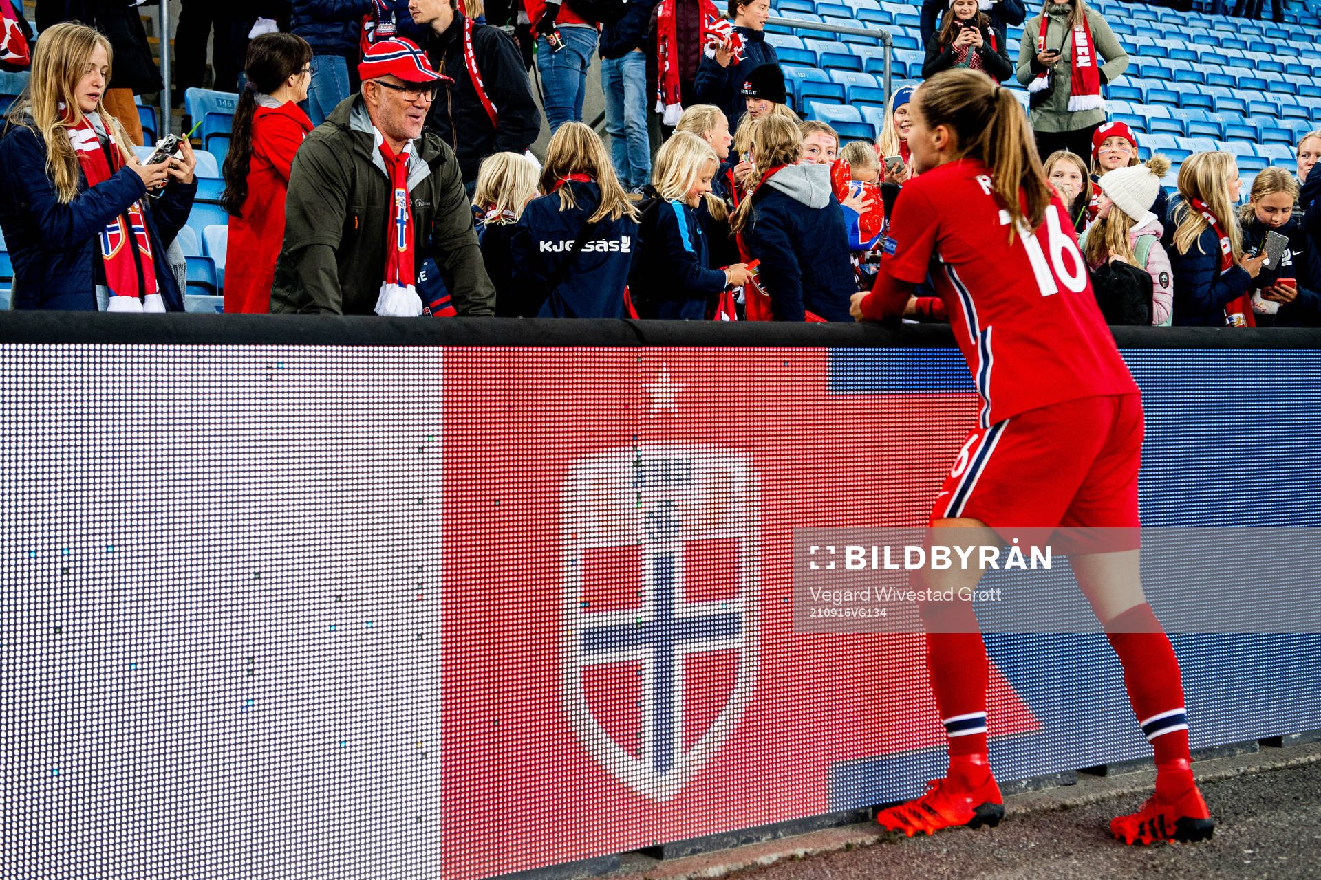 Guro Reiten of Norway talks to her dad Tom Ivar Reiten