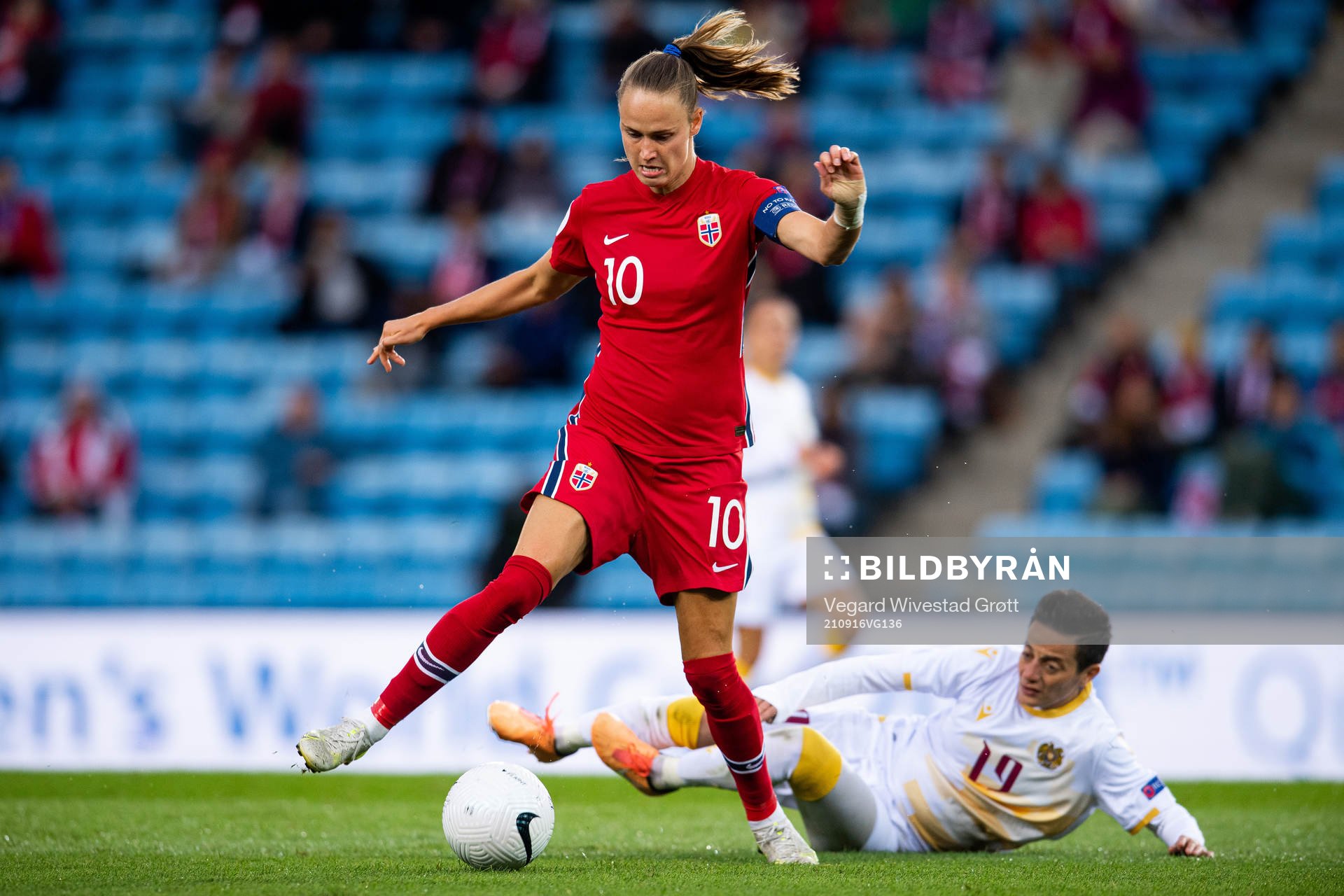 Caroline Graham Hansen of Norway and Armine Khachatryan of