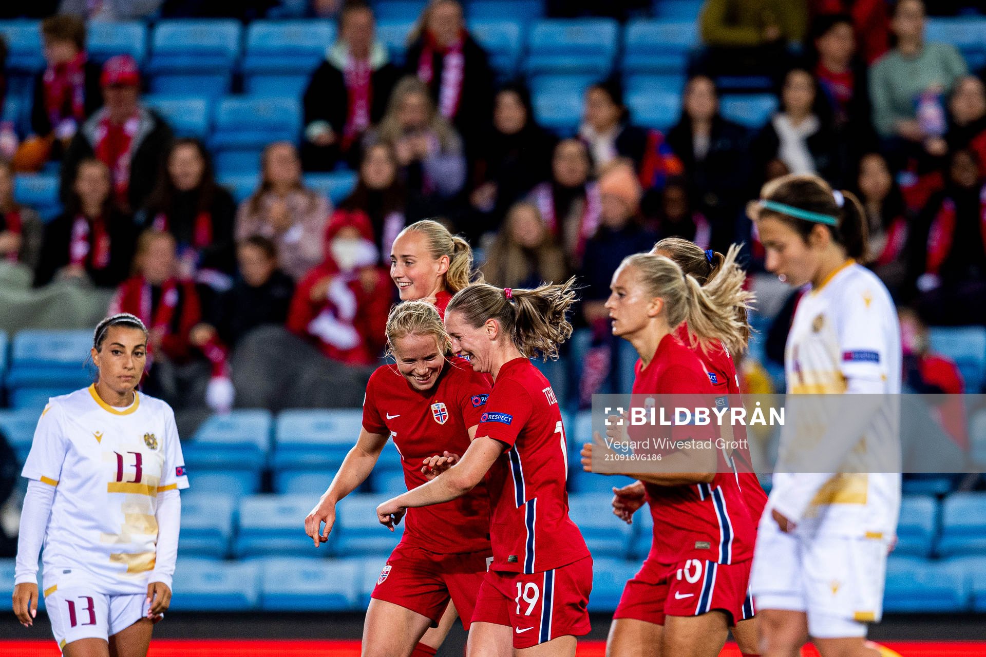 Elisabeth Terland celebrates with teammates Julie Blakstad