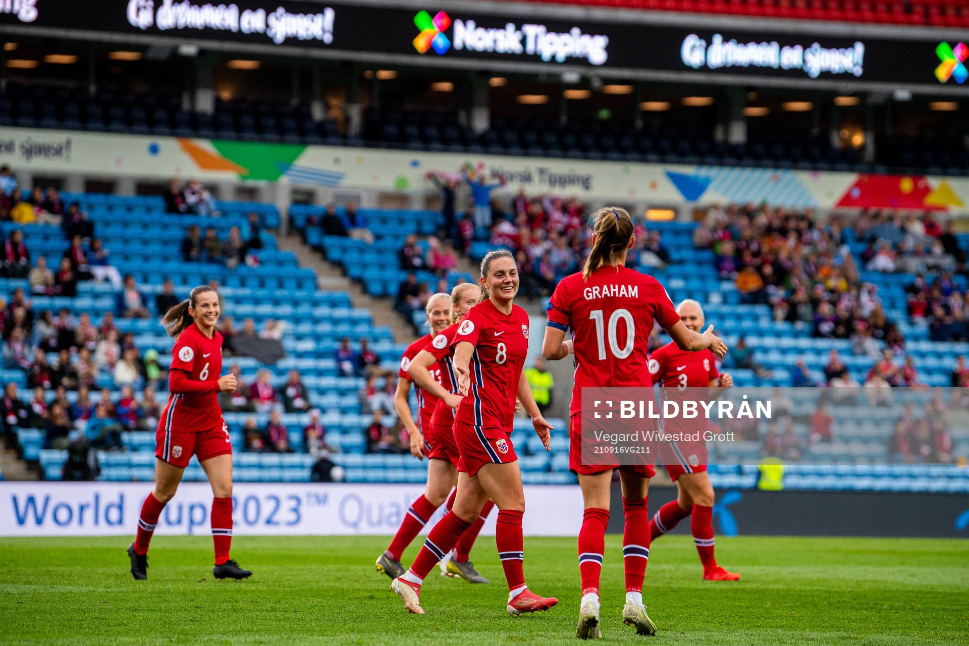 Caroline Graham Hansen of Norway celebrates with teammate