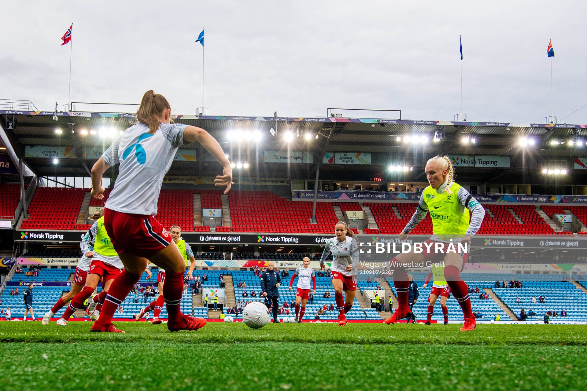 Guro Reiten and Maria Thorisdottir of Norway warm up