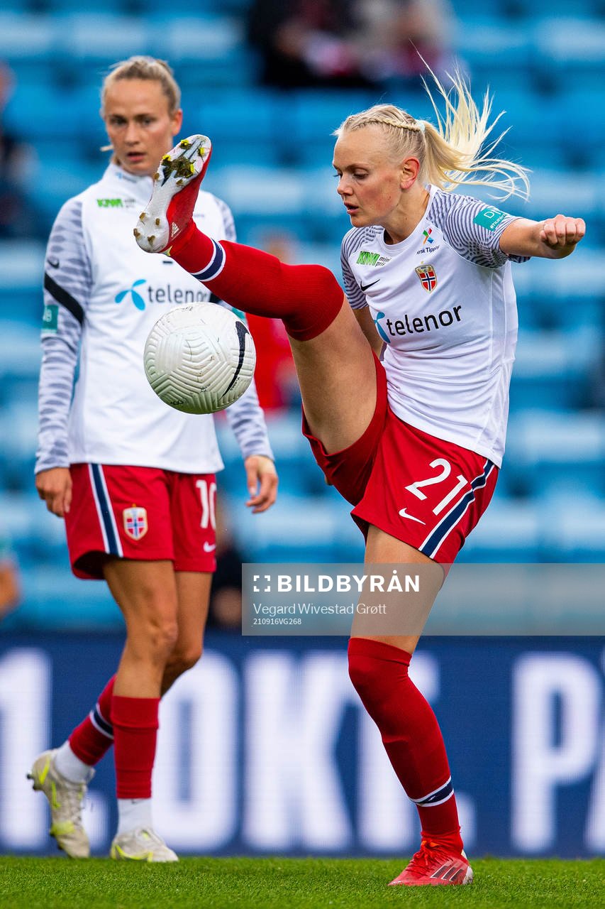 Karina Sævik of Norway warms up