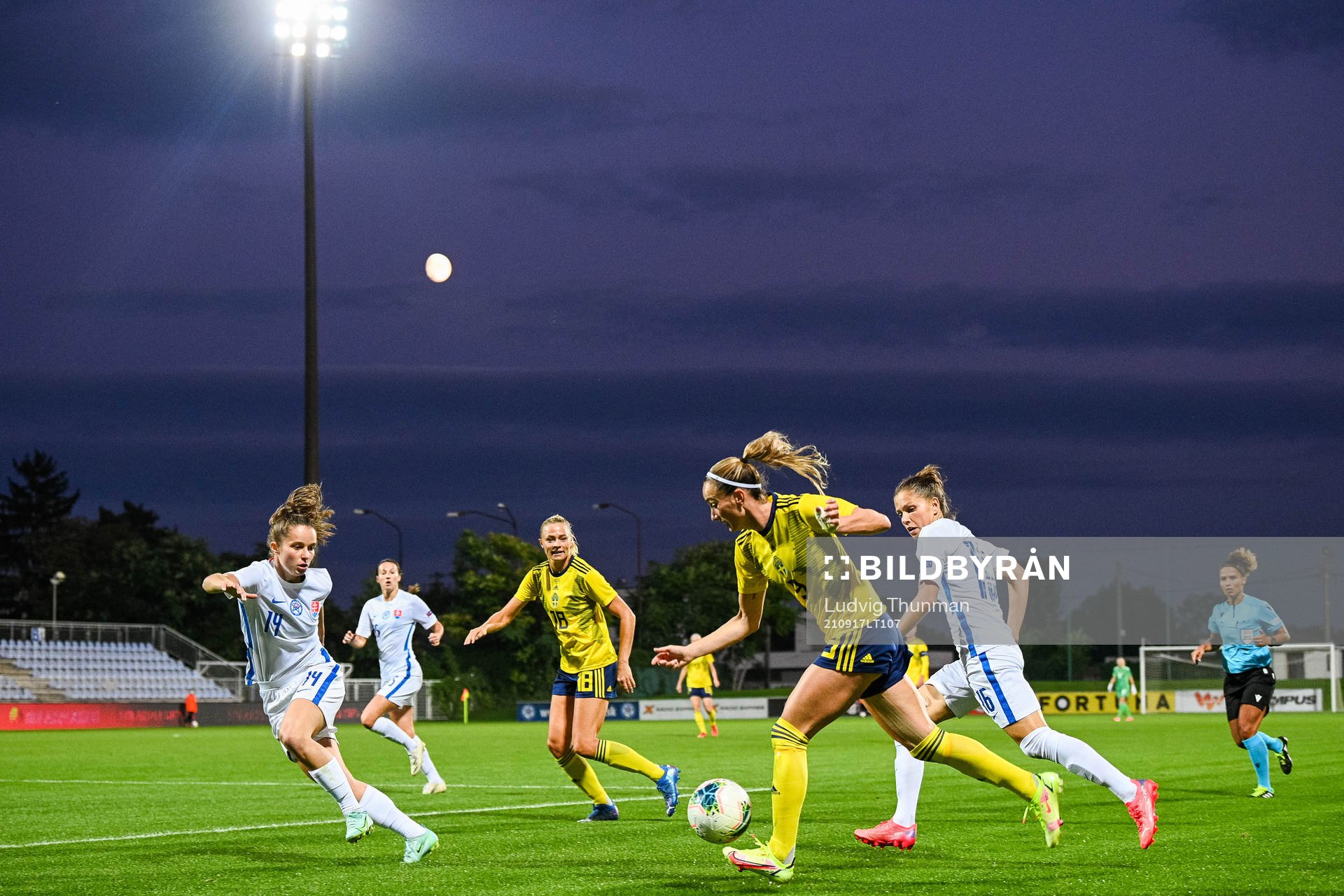 Fridolina Rolfö and Kosovare Asllani of Sweden attack