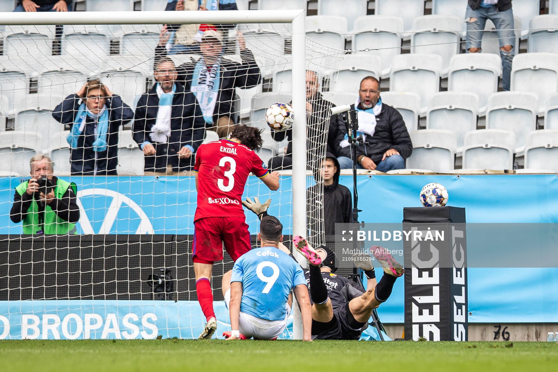 Djurgårdens Hjalmar Ekdal med en räddning