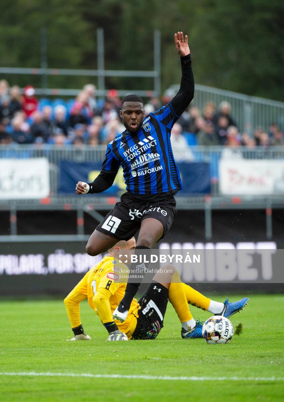 Christian Kouakou och Degerfors målvakt Alfie Malik