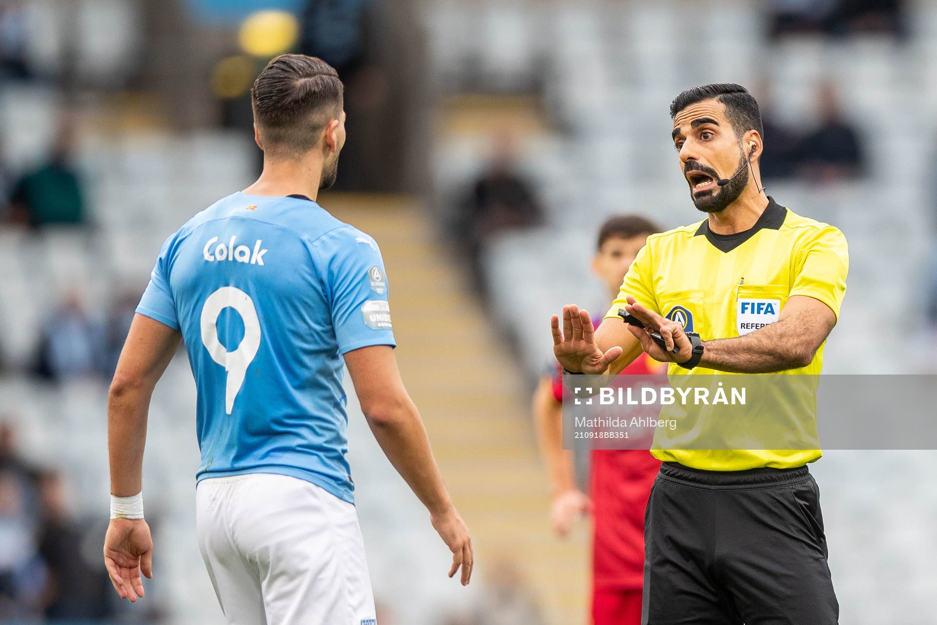 Malmö FFs Antonio Colak och domare Mohammed Al-Hakim