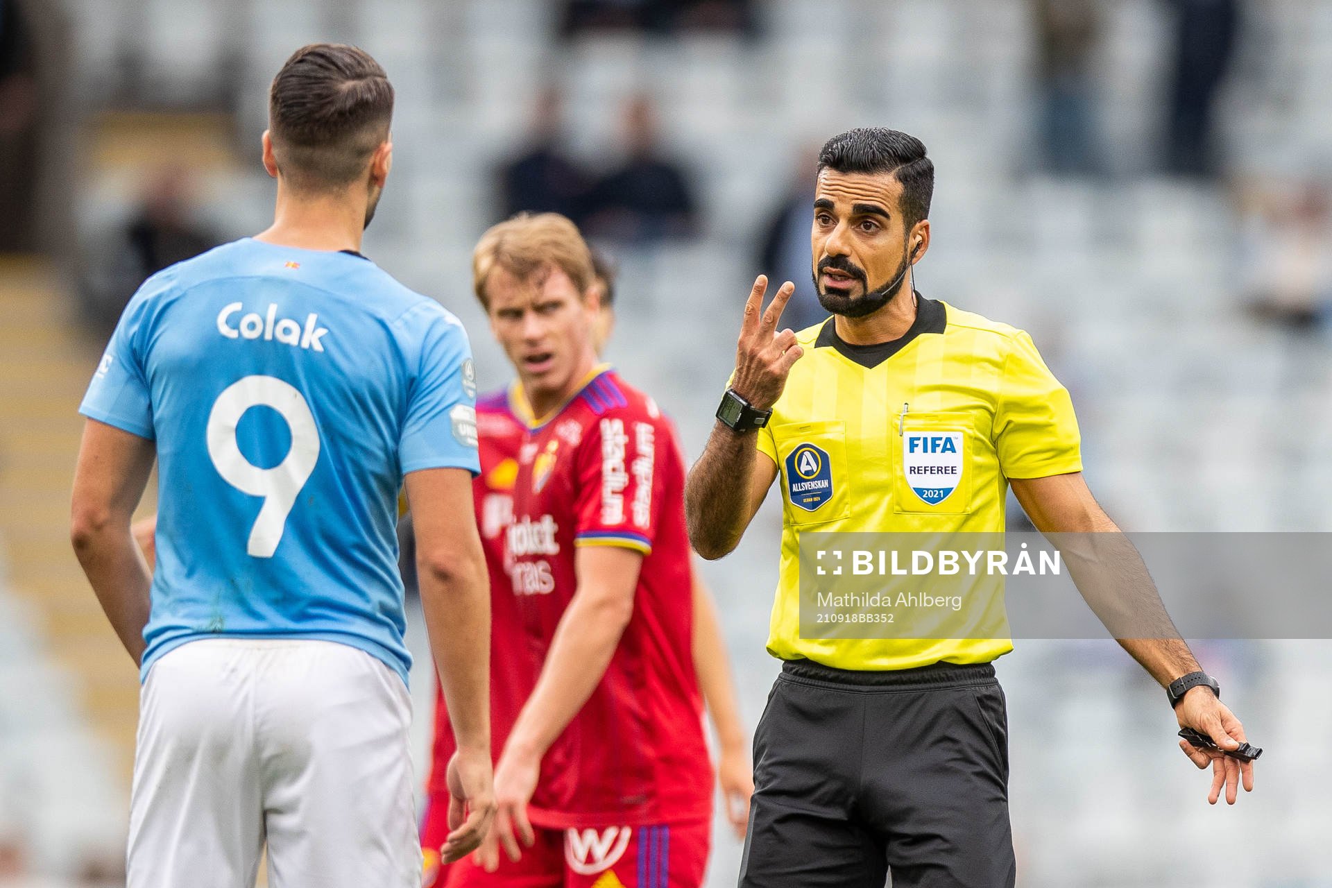 Malmö FFs Antonio Colak och domare Mohammed Al-Hakim