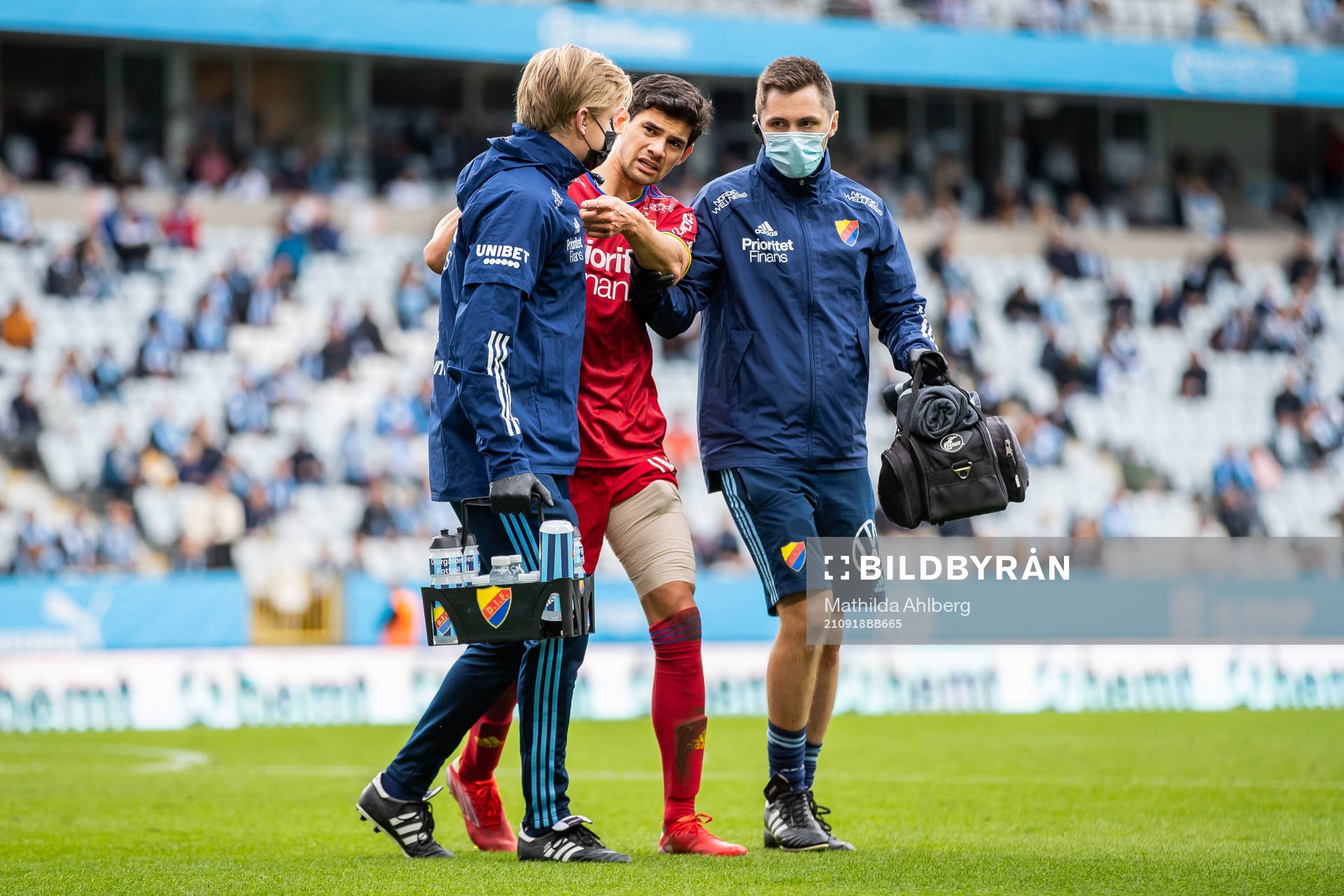 Djurgårdens Jesper Nyholm får hjälp av planen