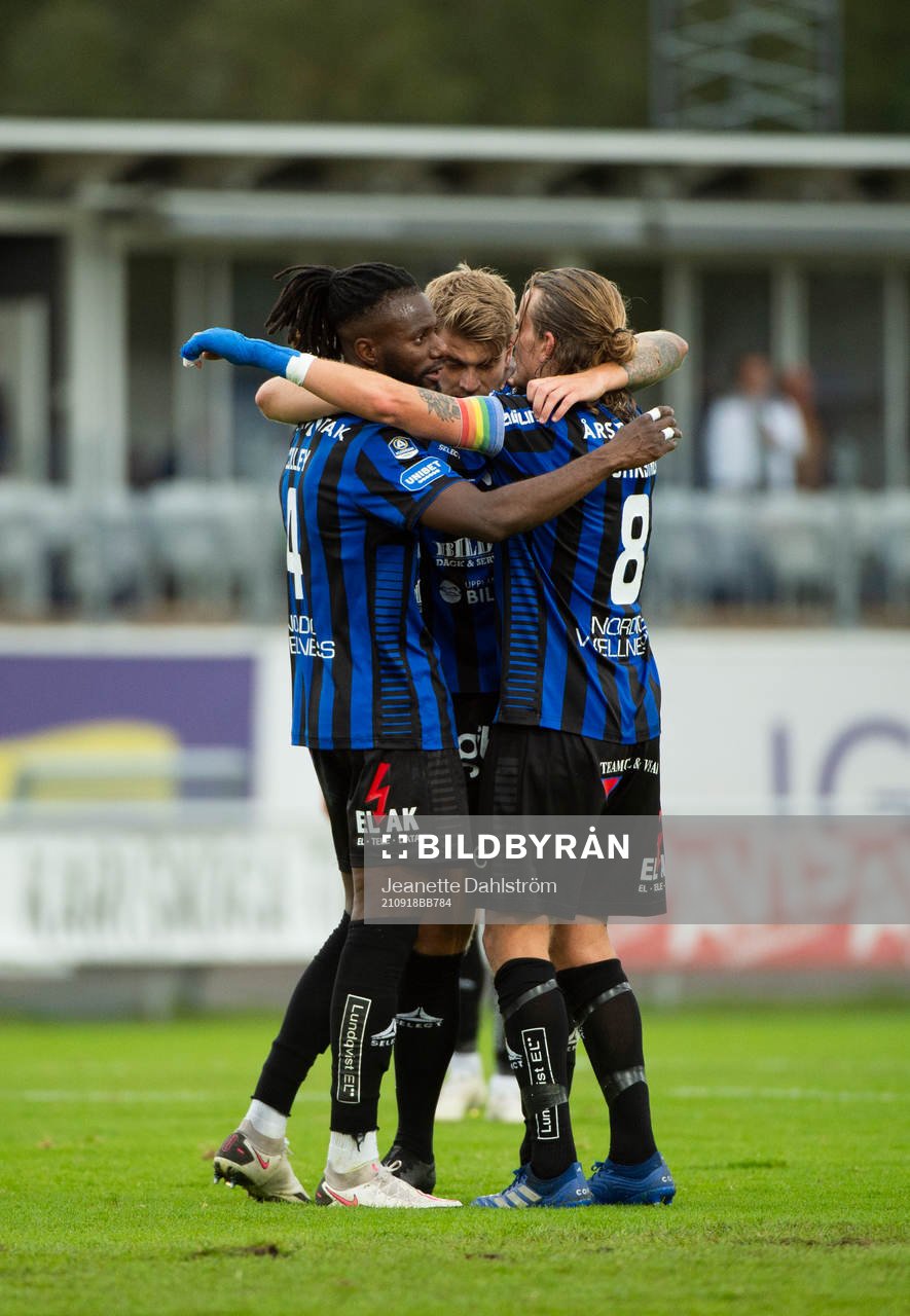 Sirius Joseph Colley, Marcus Mathisen,Tim Björkström jublar efter fotbollsmatchen i Allsvenskan mellan Degerfors och Sirius den 18 september 2021 i Degerfors.