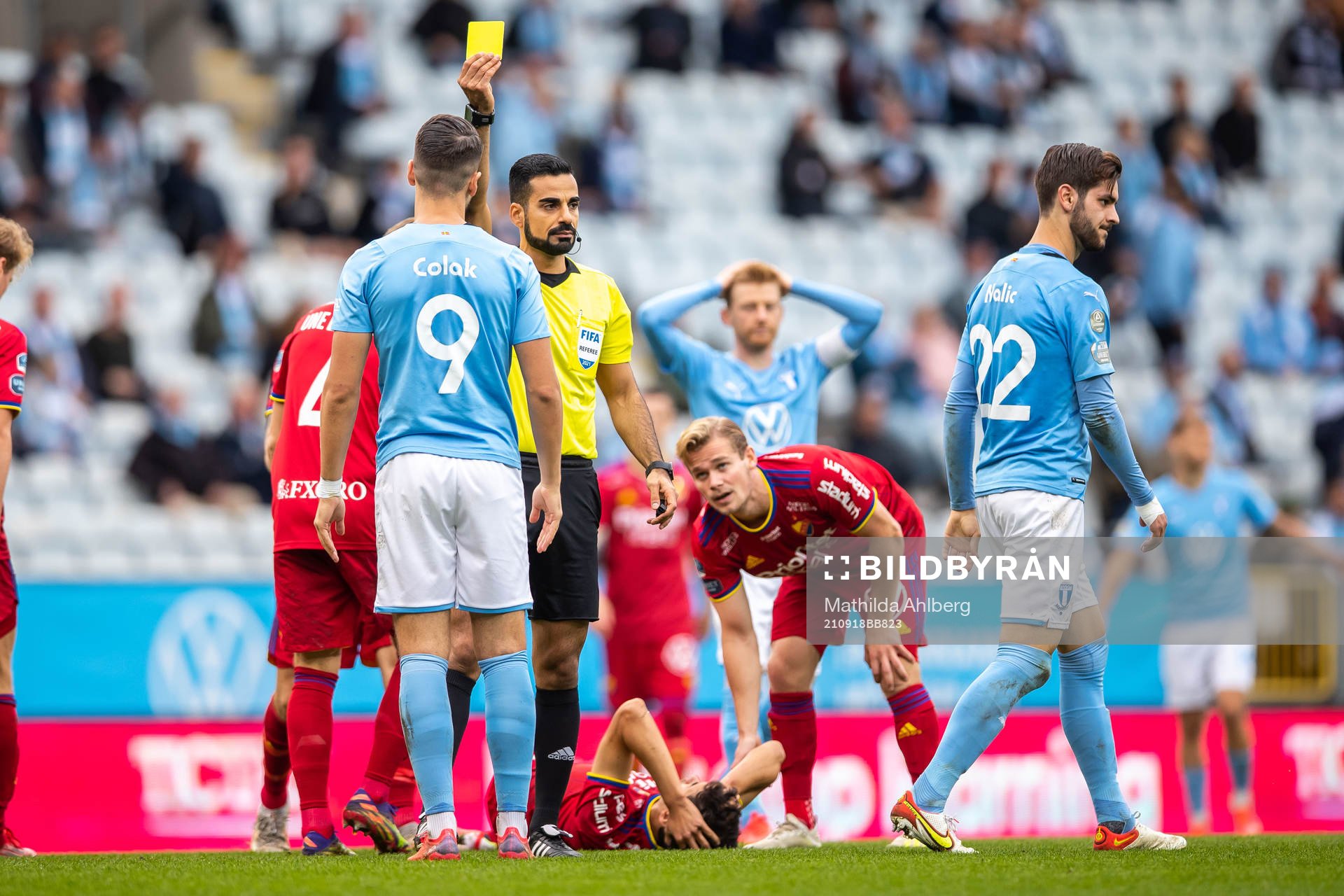 Malmö FFs Antonio Colak får gult kort av domare Mohammed