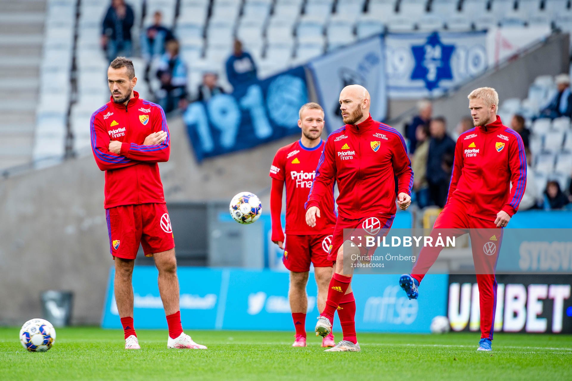 Djurgårdens spelare värmer upp