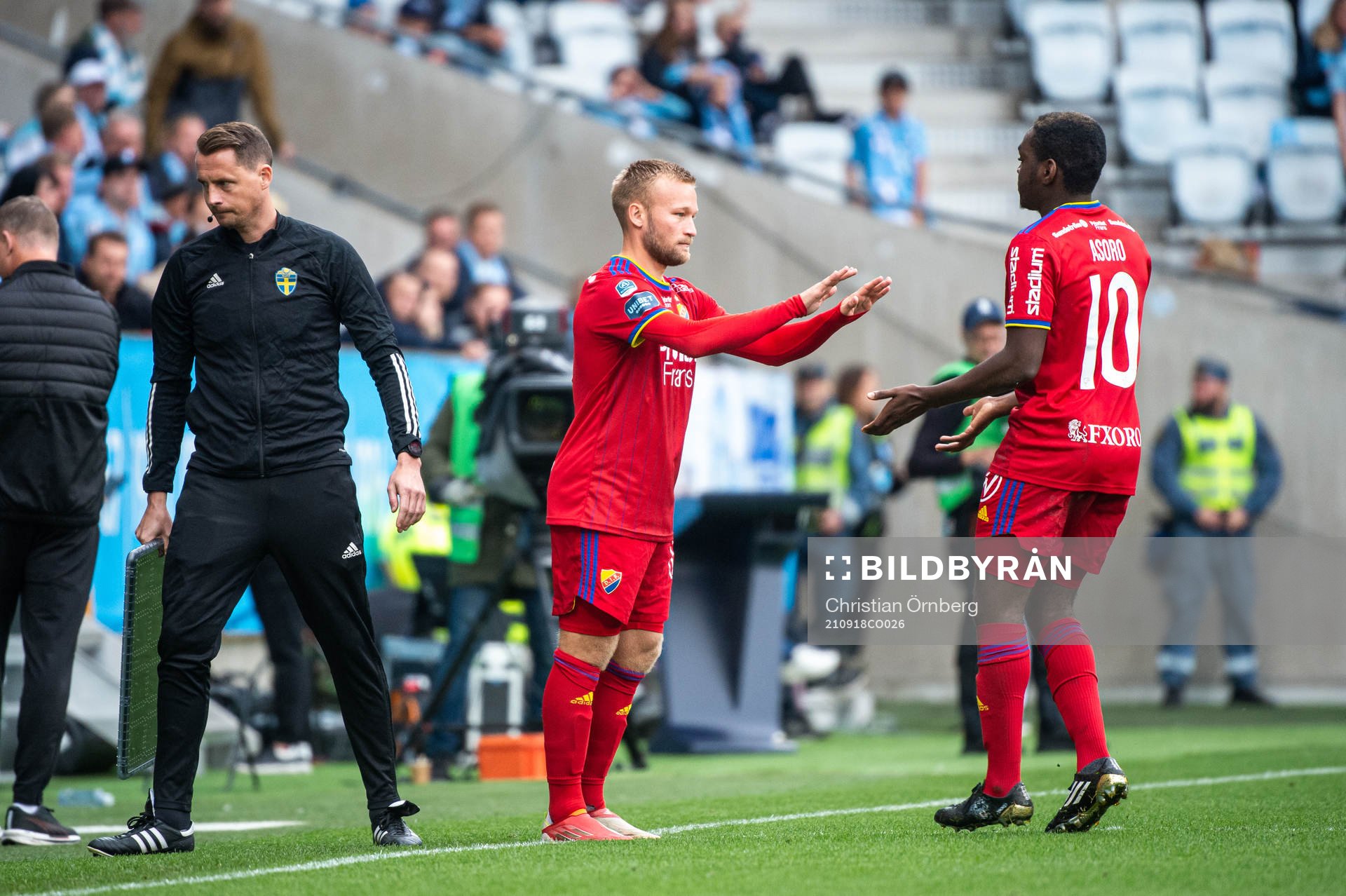 Djurgårdens Nicklas Bärkroth byter med Joel Asoro
