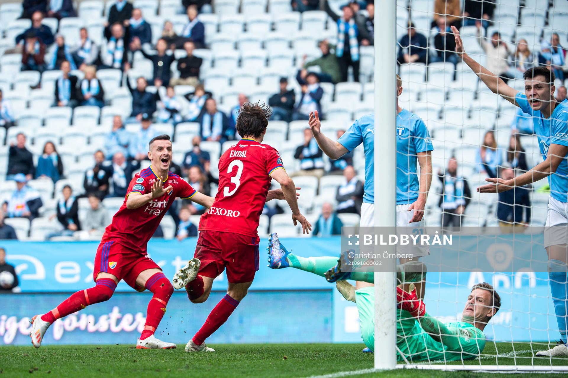 Djurgårdens Haris Radetinac och Hjalmar Ekdal jublar