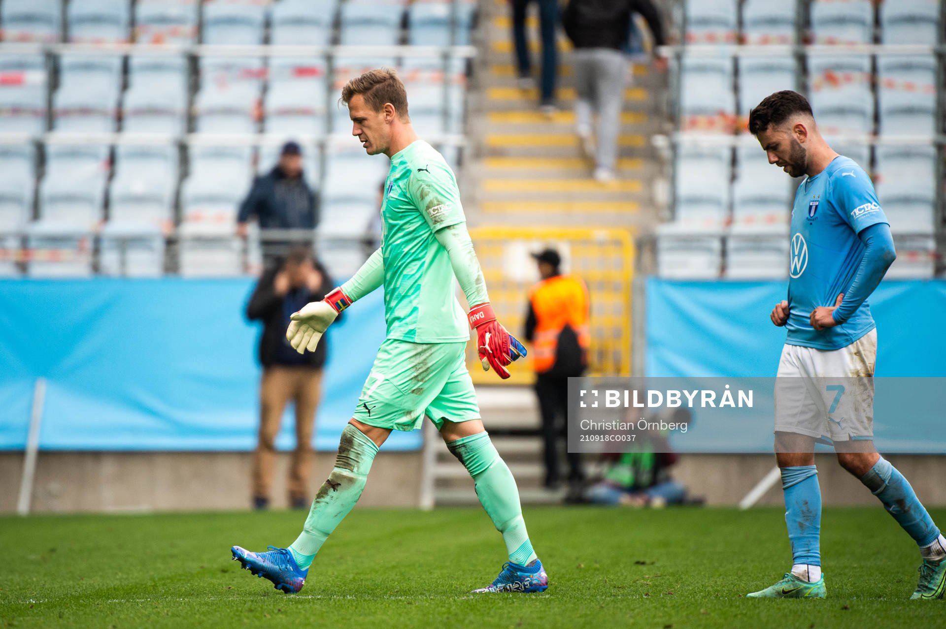 Malmö FFs målvakt Johan Dahlin och Erdal Rakip deppar