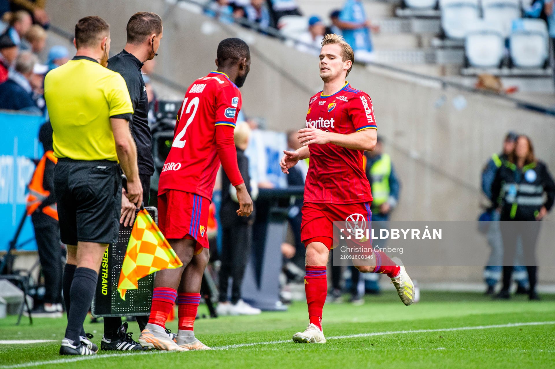 Djurgårdens Hampus Finndell går ut och Emmanuel Banda