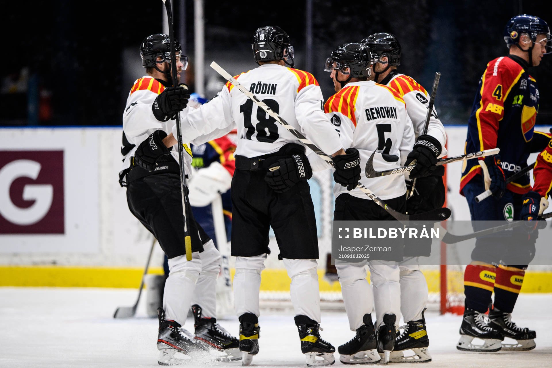 Brynäs Anton Rödin jublar med lagkamrater