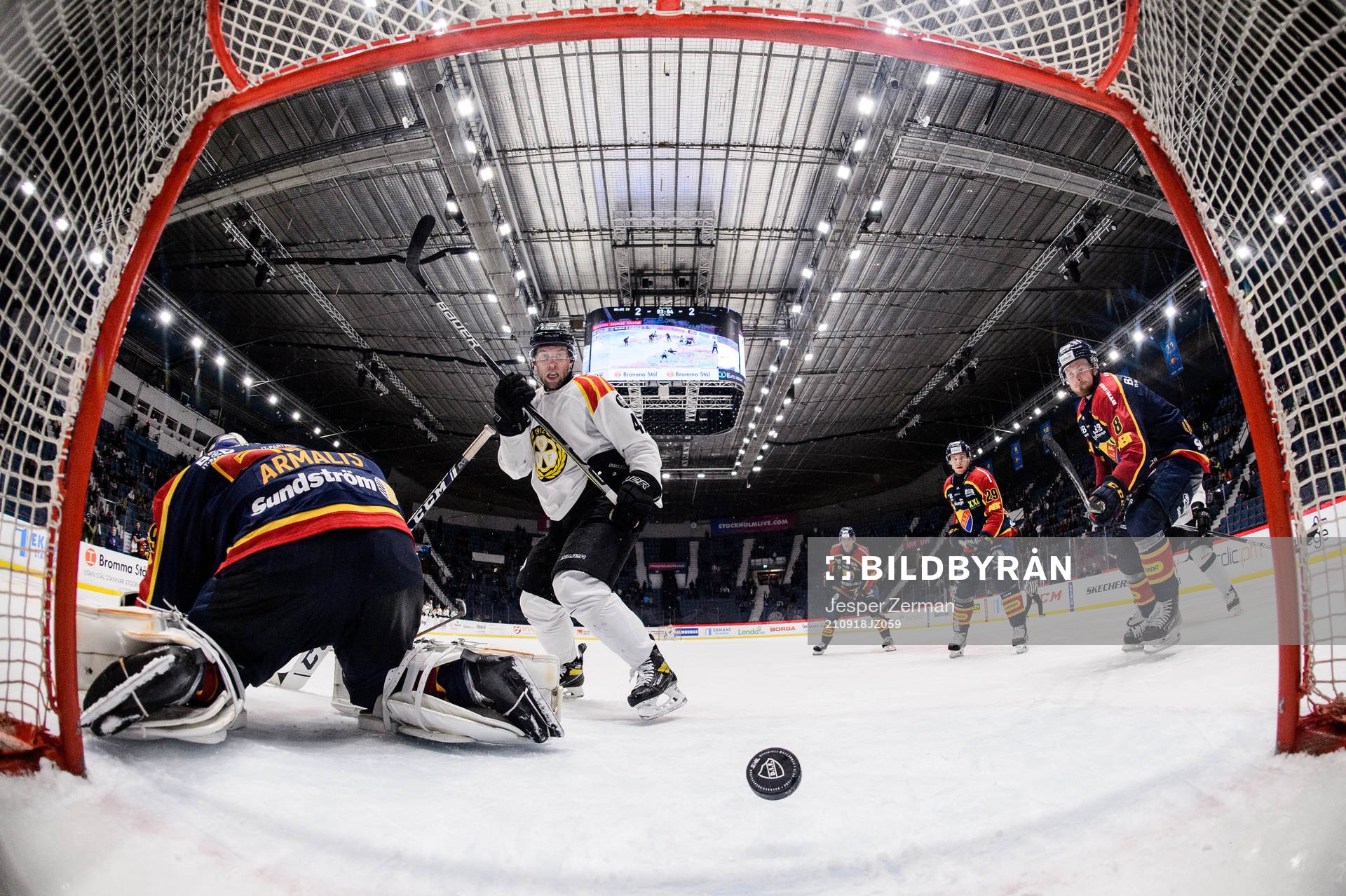 Djurgårdens målvakt Mantas Armalis  och Brynäs Greg Scott