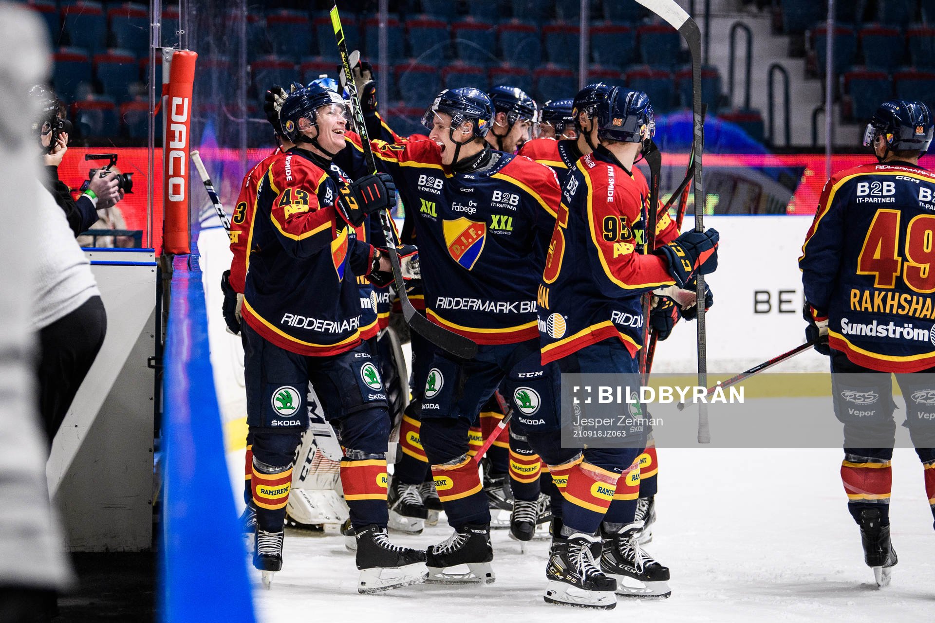 Djurgårdens Tom Nilsson (v) jublar med lagkamrater