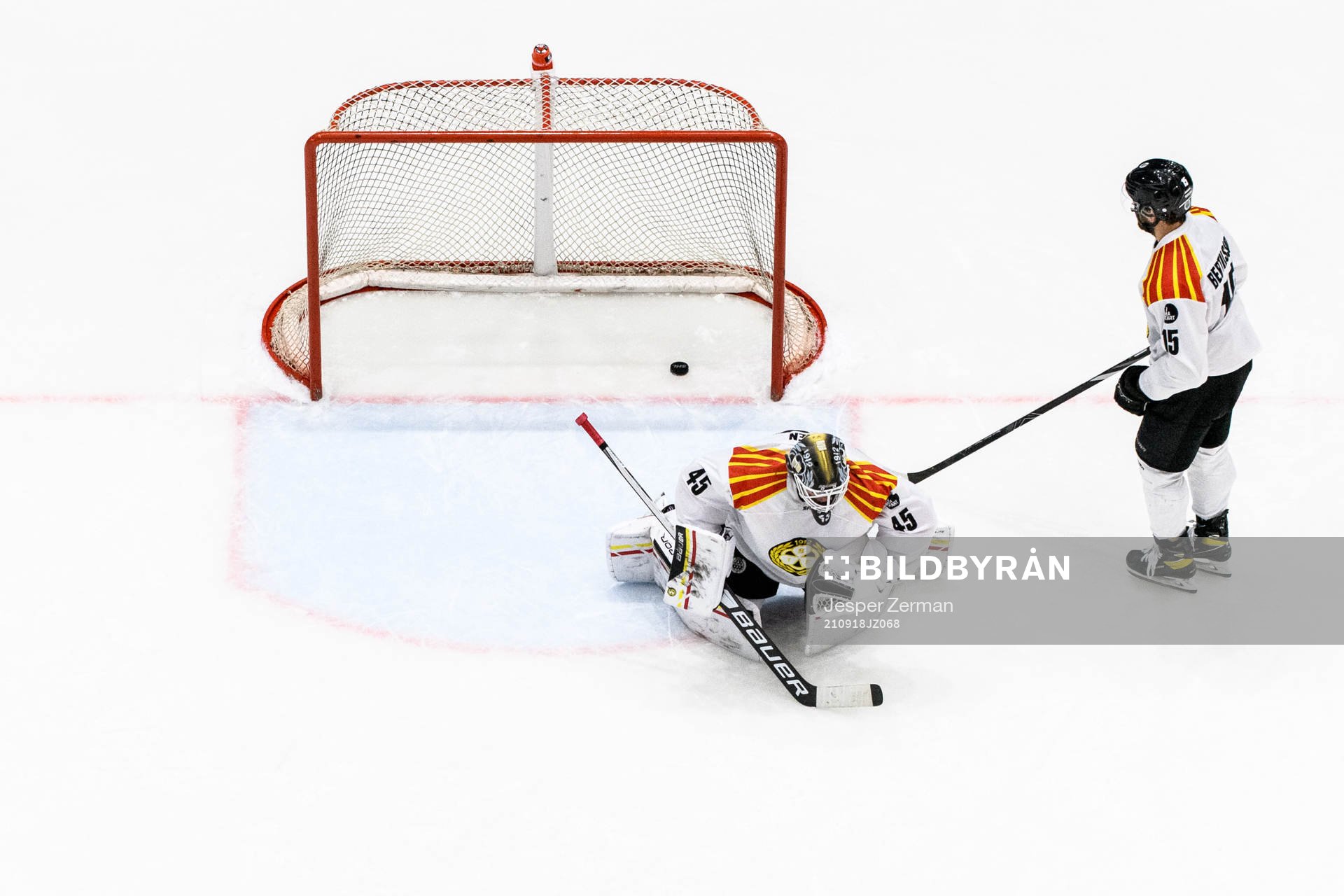 Brynäs målvakt Viktor Andrén och Simon Bertilsson deppar