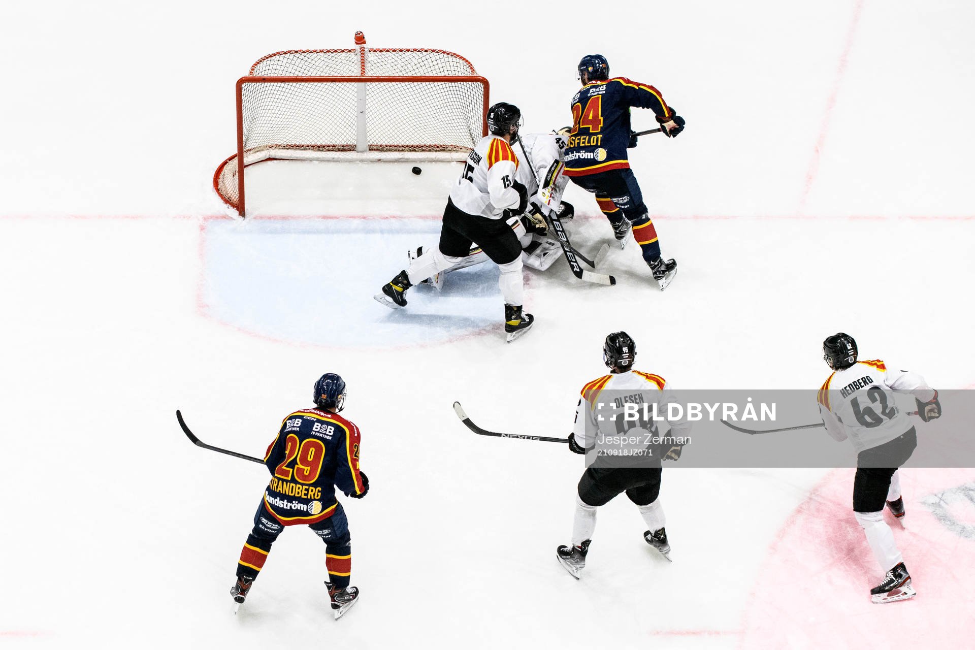 Djurgårdens Ludvig Rensfeldt framför Brynäs målvakt
