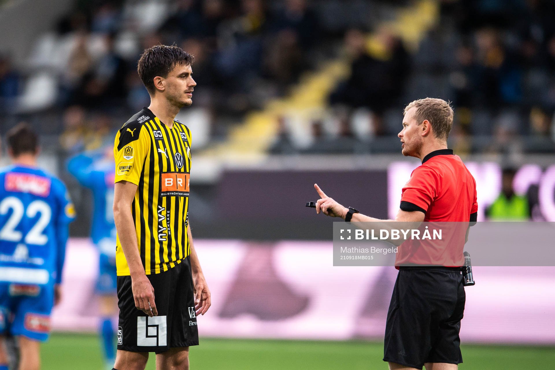 Häckens Alexander Jeremejeff i samtal med domare Fredrik Klitte under fotbollsmatchen i Allsvenskan mellan Häcken och Mjällby den 18 september 2021 i Göteborg.
