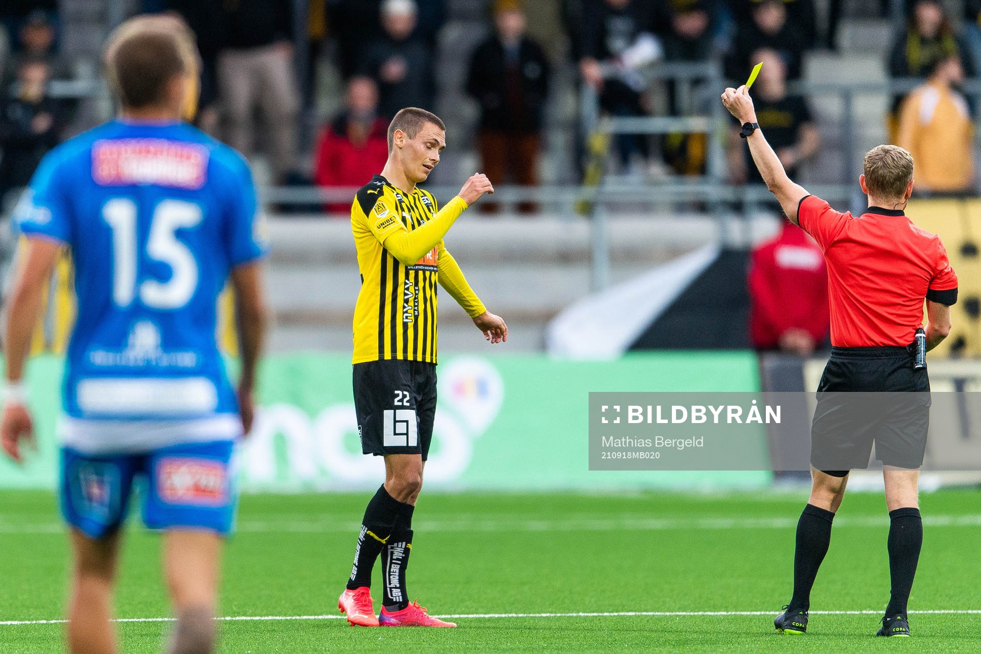 Häckens Tobias Carlsson deppar när han varnas av domare