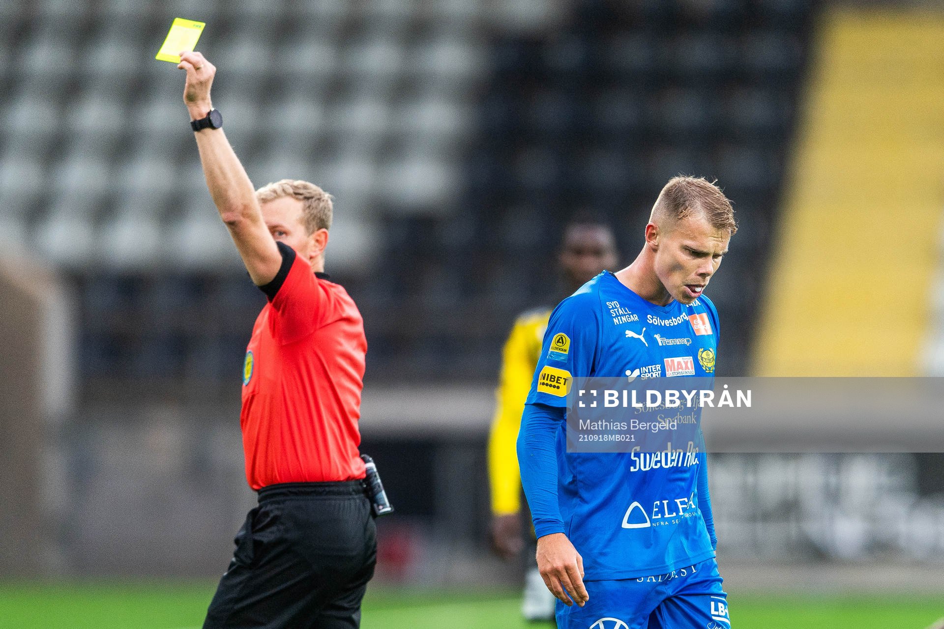 Domare Fredrik Klitte varnar Mjällbys Elias Andersson