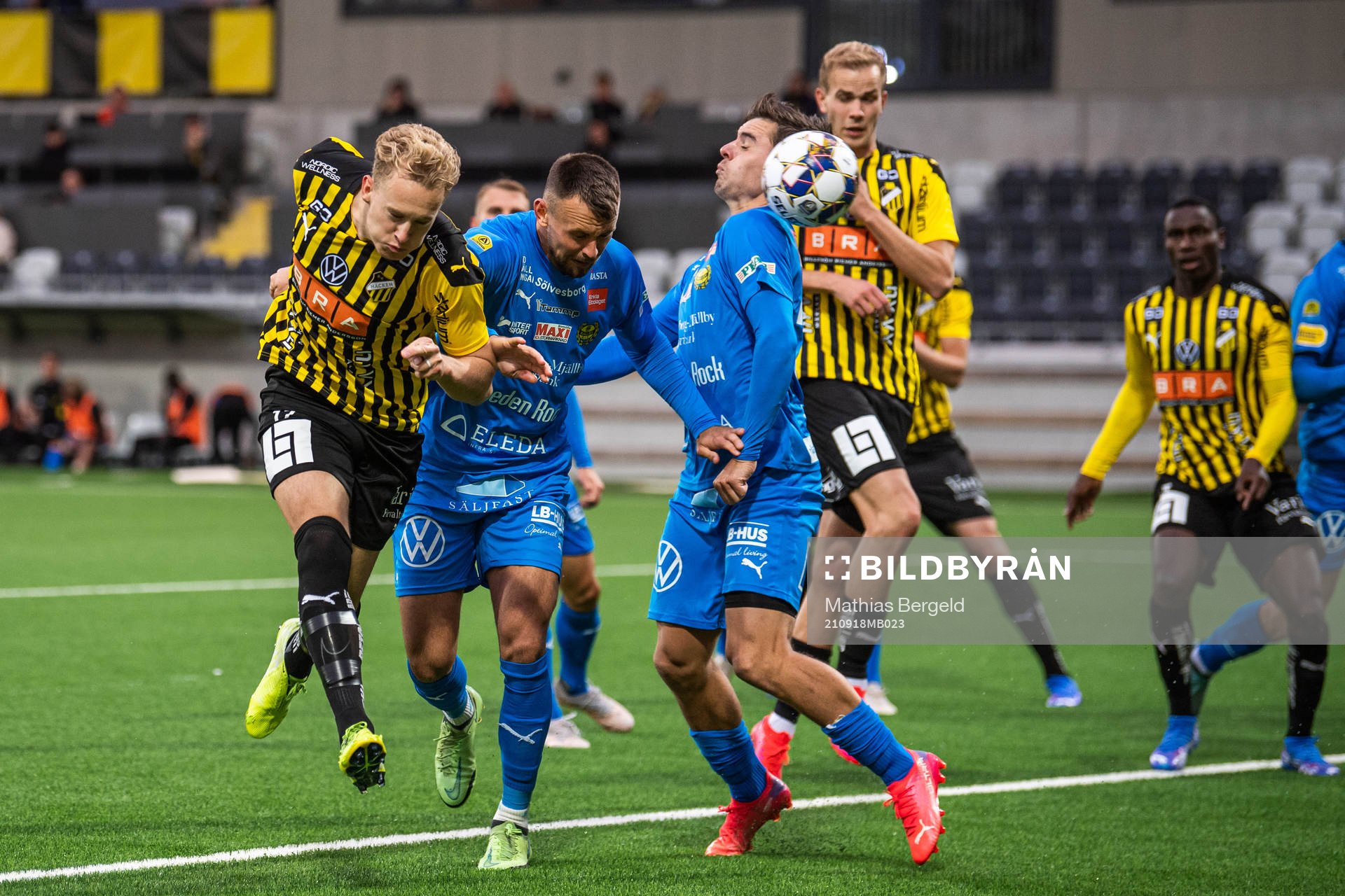 Häckens Gustav Berggren och Mjällbys Max Watson