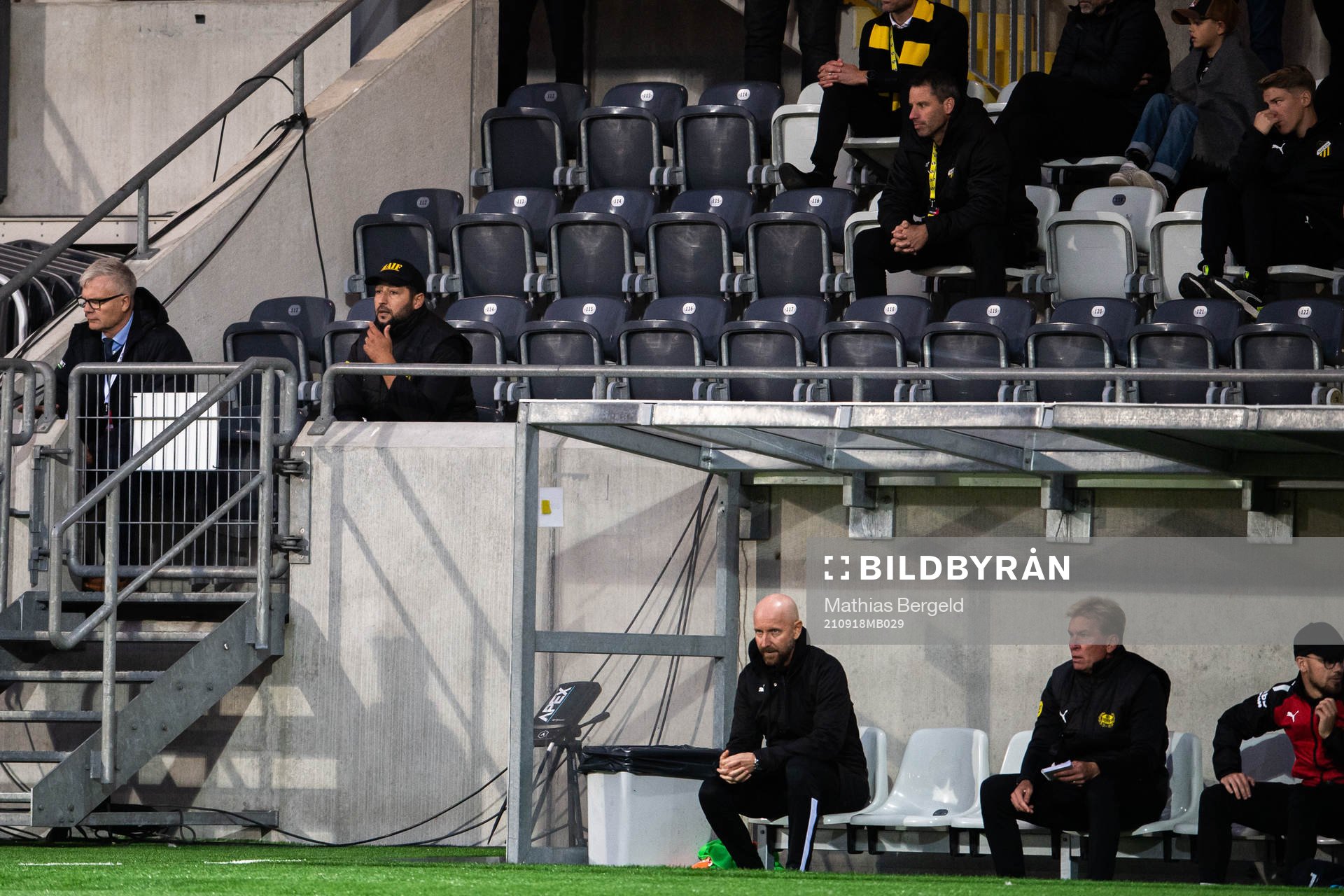 Mjällbys assisterande tränare Juan Robledo på läktaren under fotbollsmatchen i Allsvenskan mellan Häcken och Mjällby den 18 september 2021 i Göteborg.