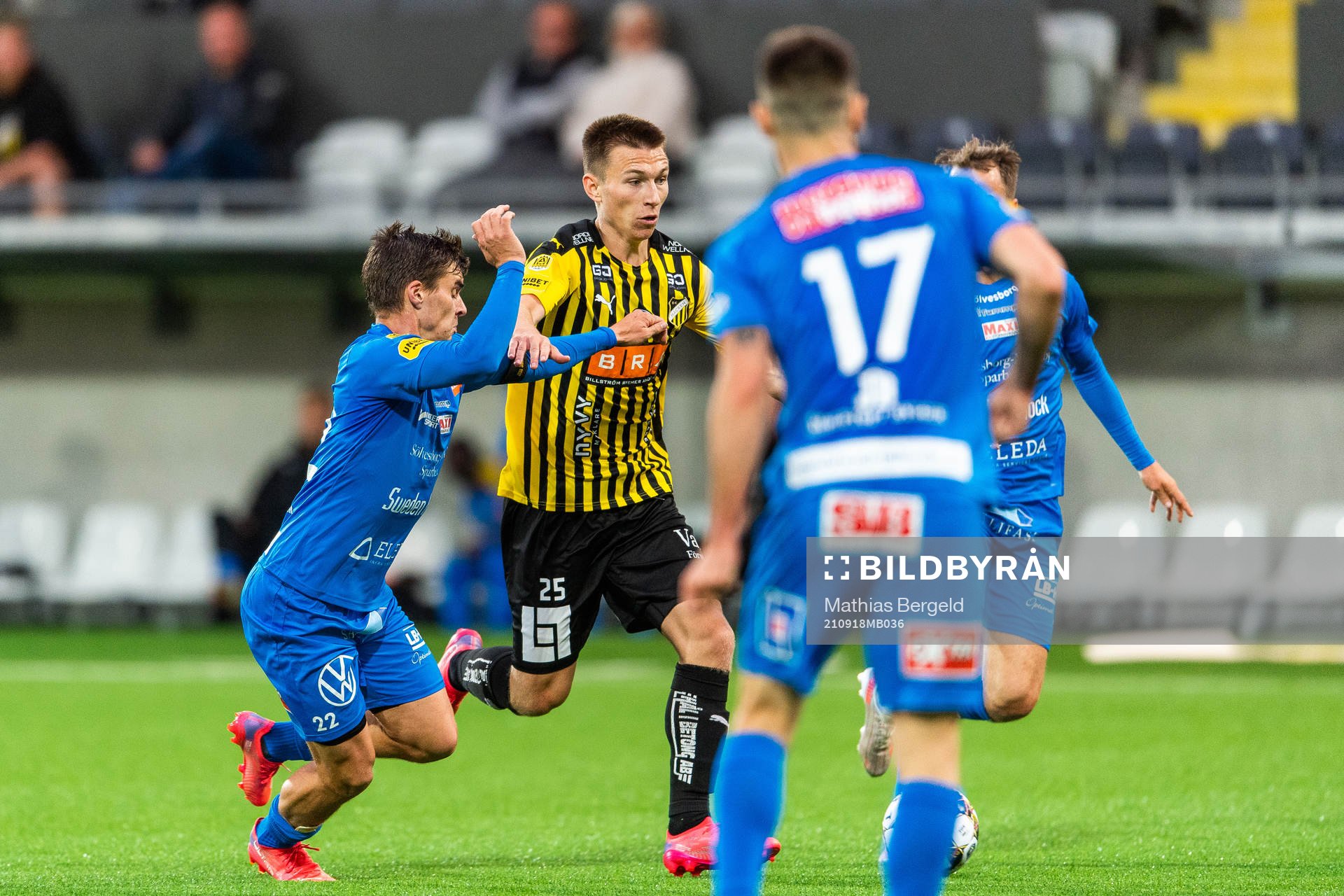 Mjällbys Jesper Gustavsson och Häckens Kristoffer Lund
