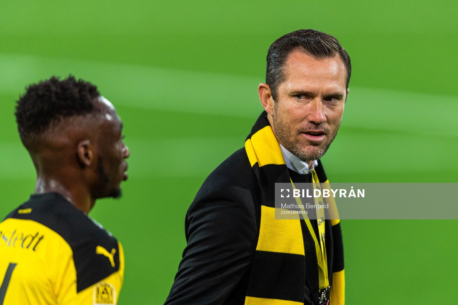 Häckens Benie Adama Traore och sportchef Martin Ericsson efter fotbollsmatchen i Allsvenskan mellan Häcken och Mjällby den 18 september 2021 i Göteborg.