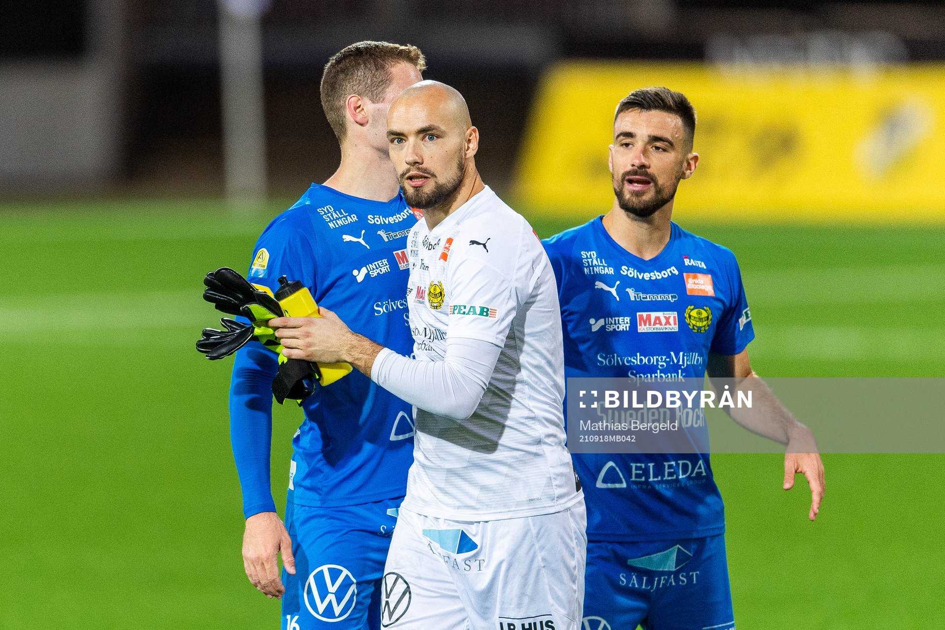 Mjällbys målvakt Carl-Johan Eriksson och Carlos Moros Gracia efter fotbollsmatchen i Allsvenskan mellan Häcken och Mjällby den 18 september 2021 i Göteborg.