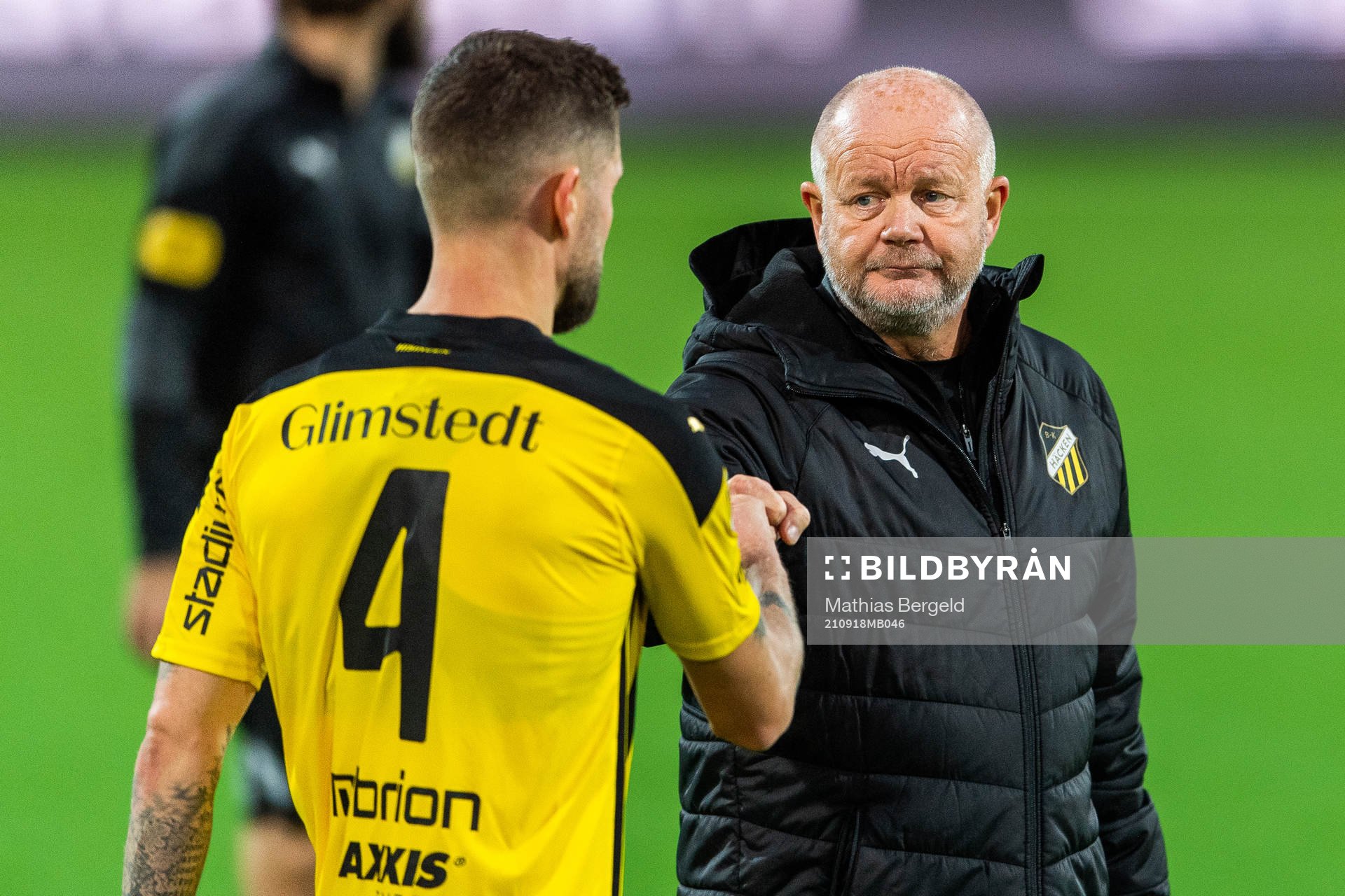 Häckens Joona Toivio och tränare Per-Mathias Högmo efter fotbollsmatchen i Allsvenskan mellan Häcken och Mjällby den 18 september 2021 i Göteborg.