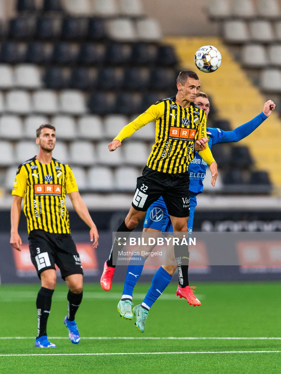 Häckens Tobias Carlsson och Mjällbys Jacob Bergström