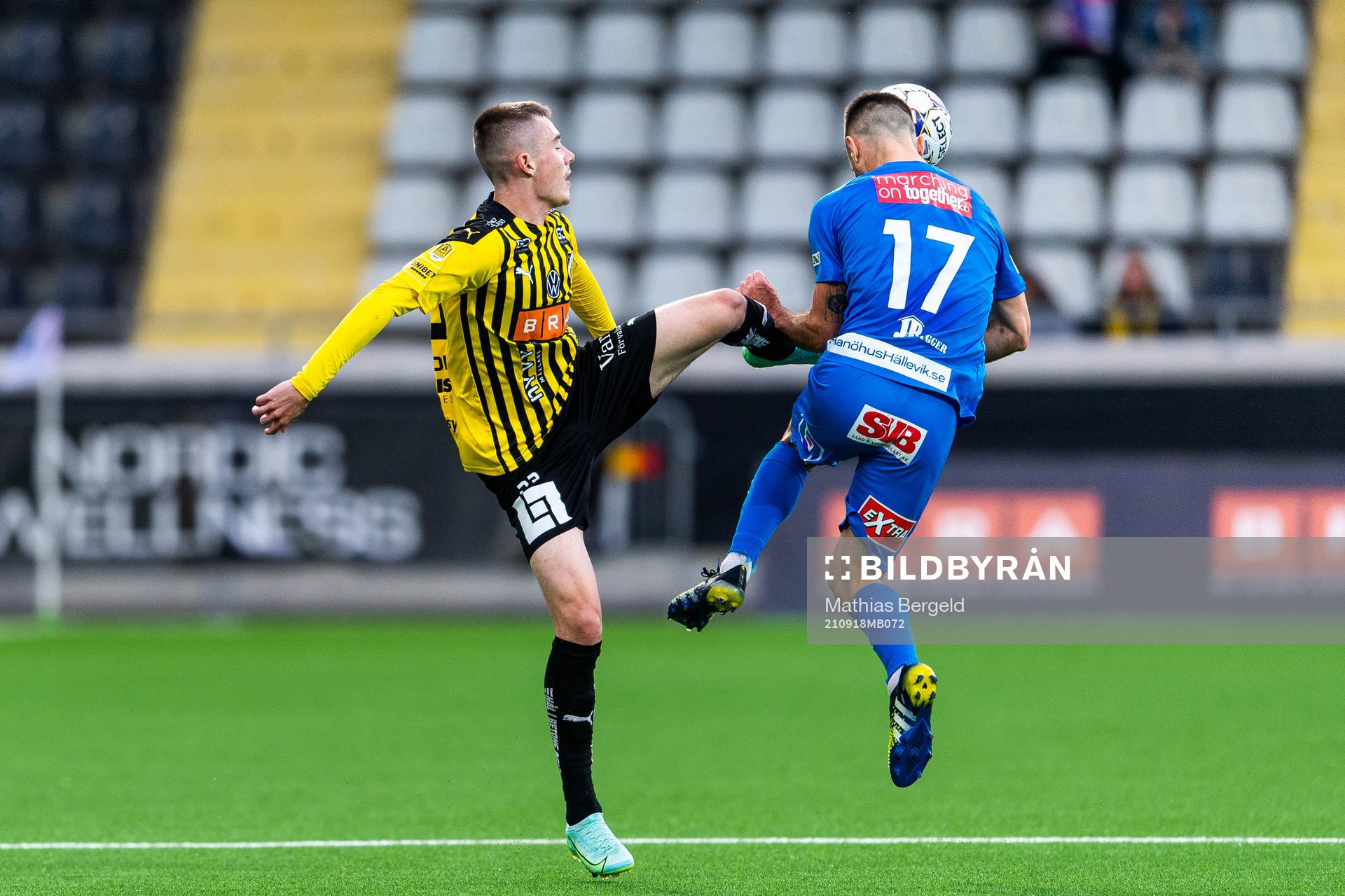 Häckens Patrik Wålemark och Mjällbys Carlos Moros Gracia