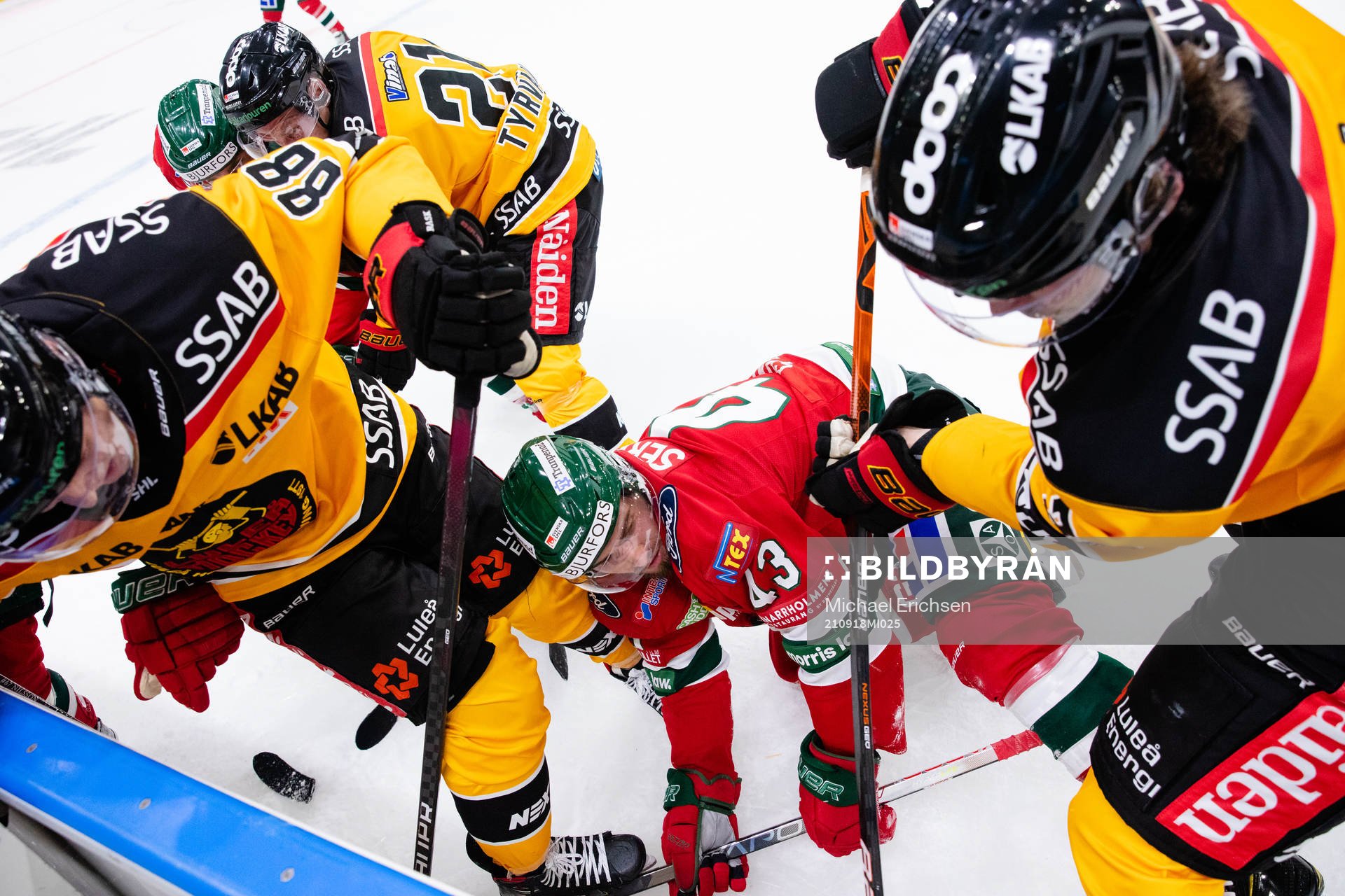 Frölundas Michael Spacek tacklas av Luleås Oscar Engsund