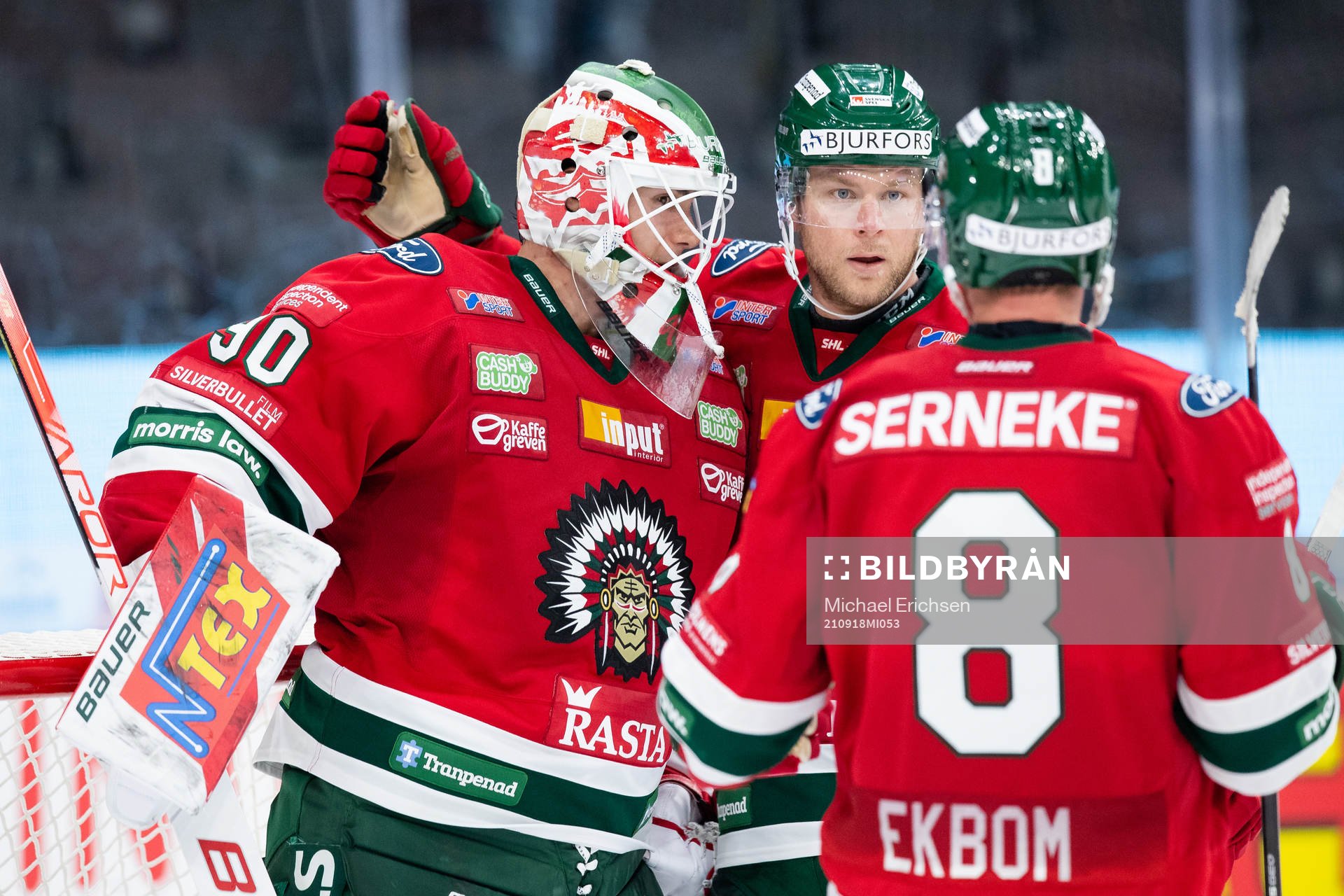 Frölundas målvakt Matthew Tomkins jublar ihop med